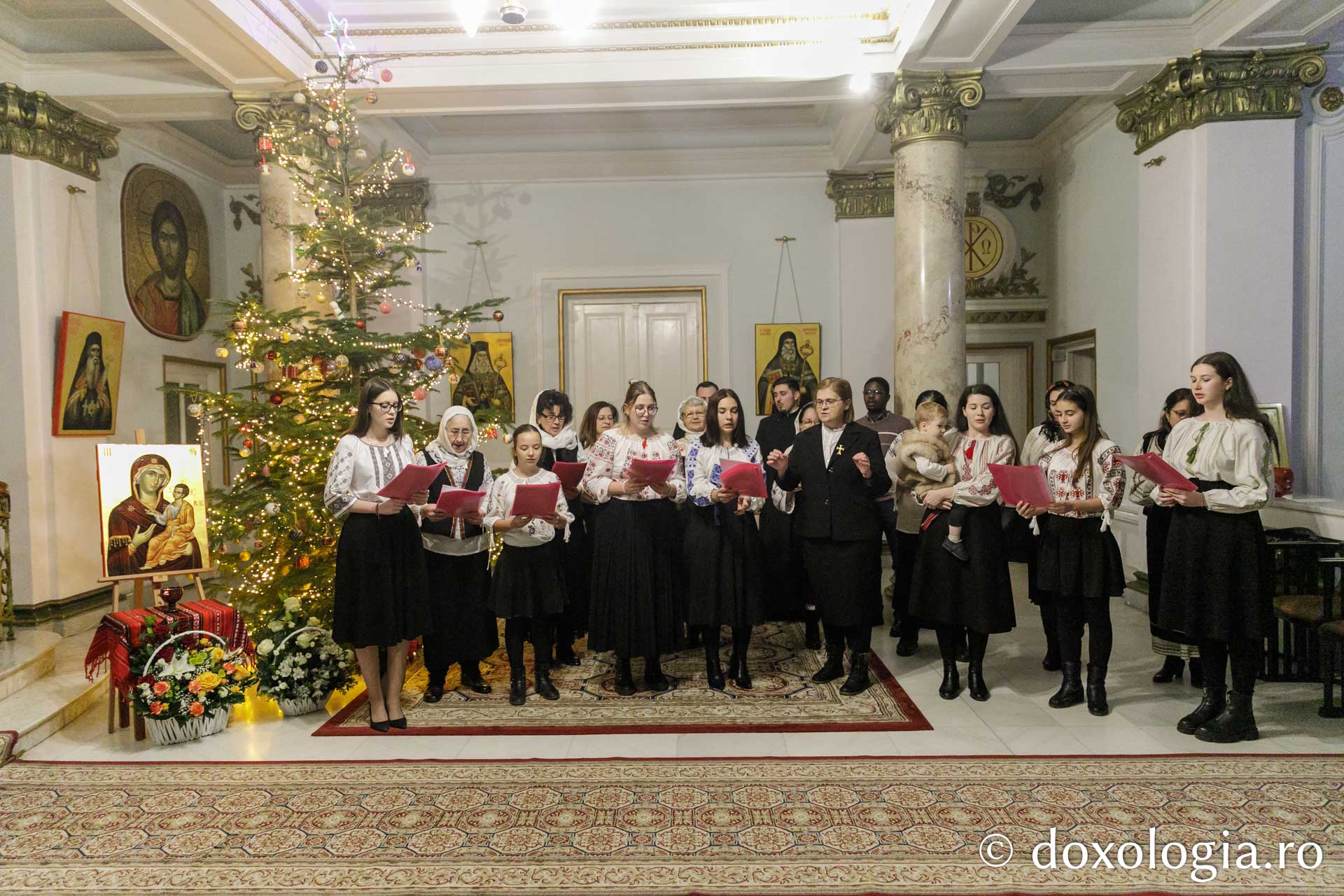 (Foto) Parohia „Sfinții Brâncoveni” din Iași – Colindători la Reședința Mitropolitană 2023