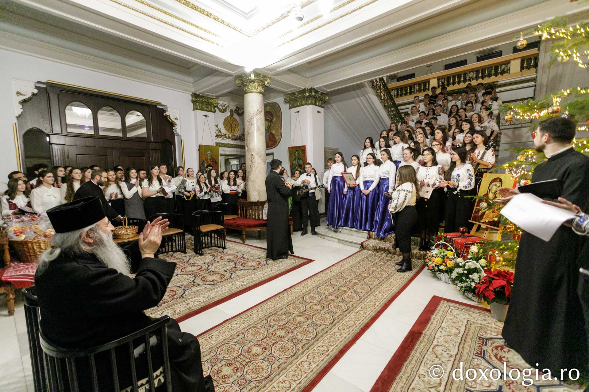 (Foto) Departamentul Misiune pentru Tineret – Colindători la Reședința Mitropolitană 2023