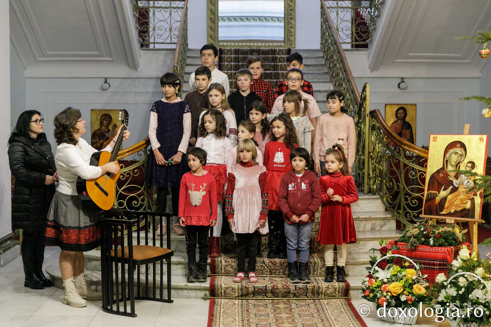 (Foto) Centrul de zi „Sfânta Maria” Tomești – Colindători la Reședința Mitropolitană 2023