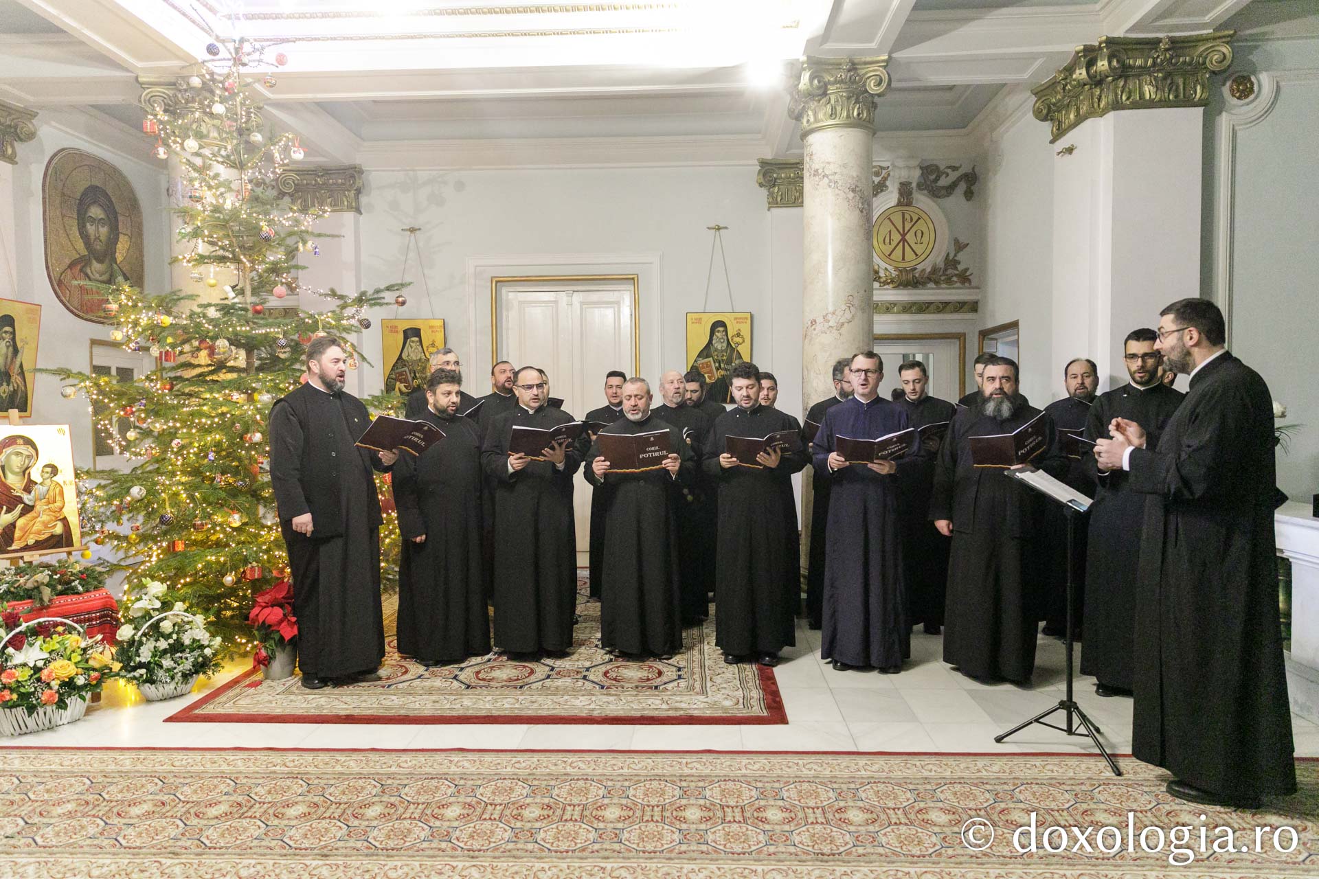 (Foto) Corul „Potirul”, Protopopiatul Hârlău – Colindători la Reședința Mitropolitană 2023