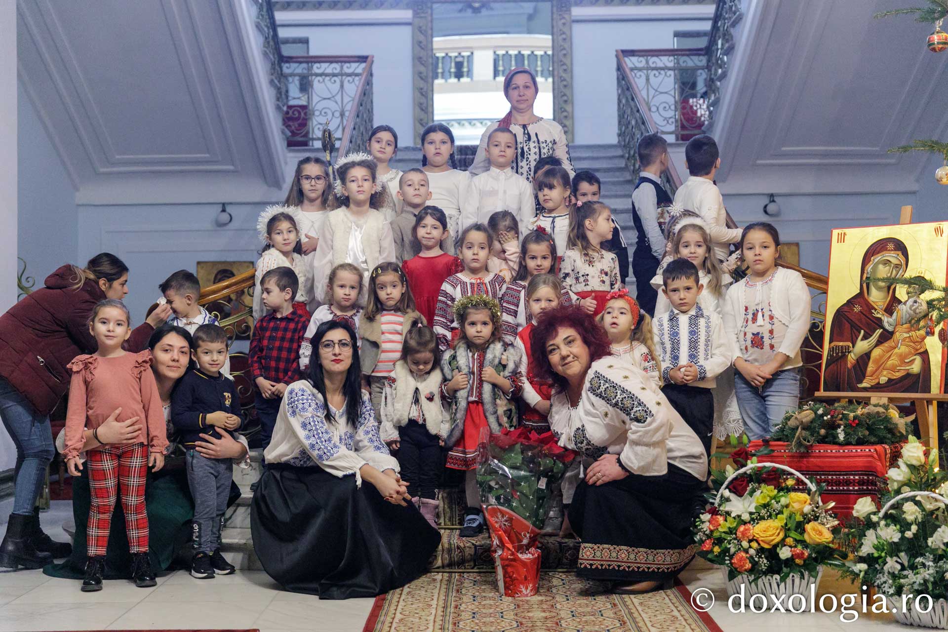 (Foto) Școala Bosia – Colindători la Reședința Mitropolitană 2023