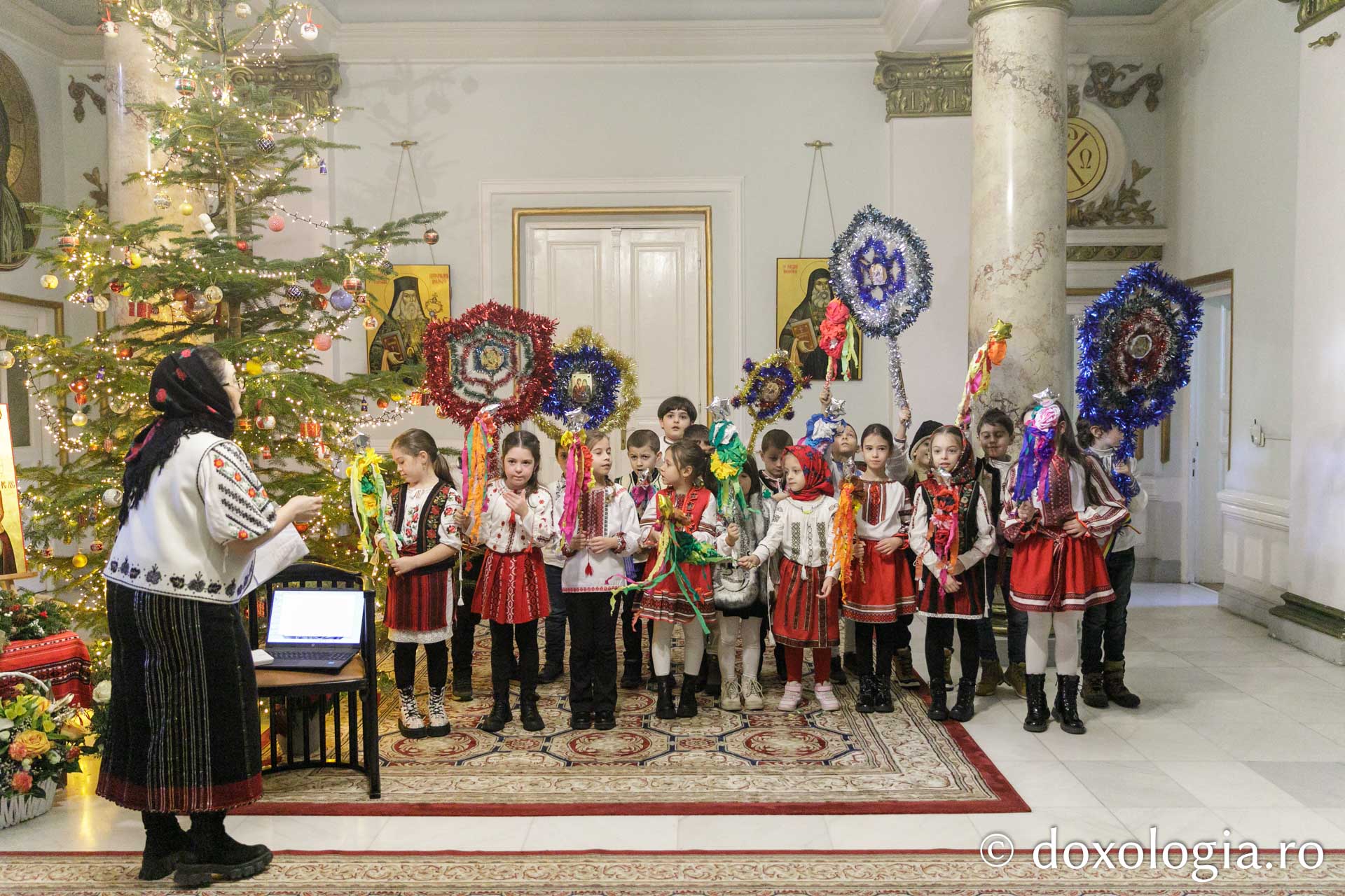 (Foto) Școala „B.P. Hașdeu” din Iași – Colindători la Reședința Mitropolitană 2023