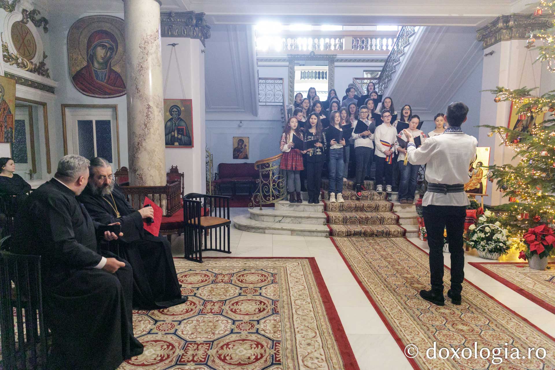 (Foto) Liceul „Profesor Mihai Dumitriu” Valea Lupului – Colindători la Reședința Mitropolitană 2023