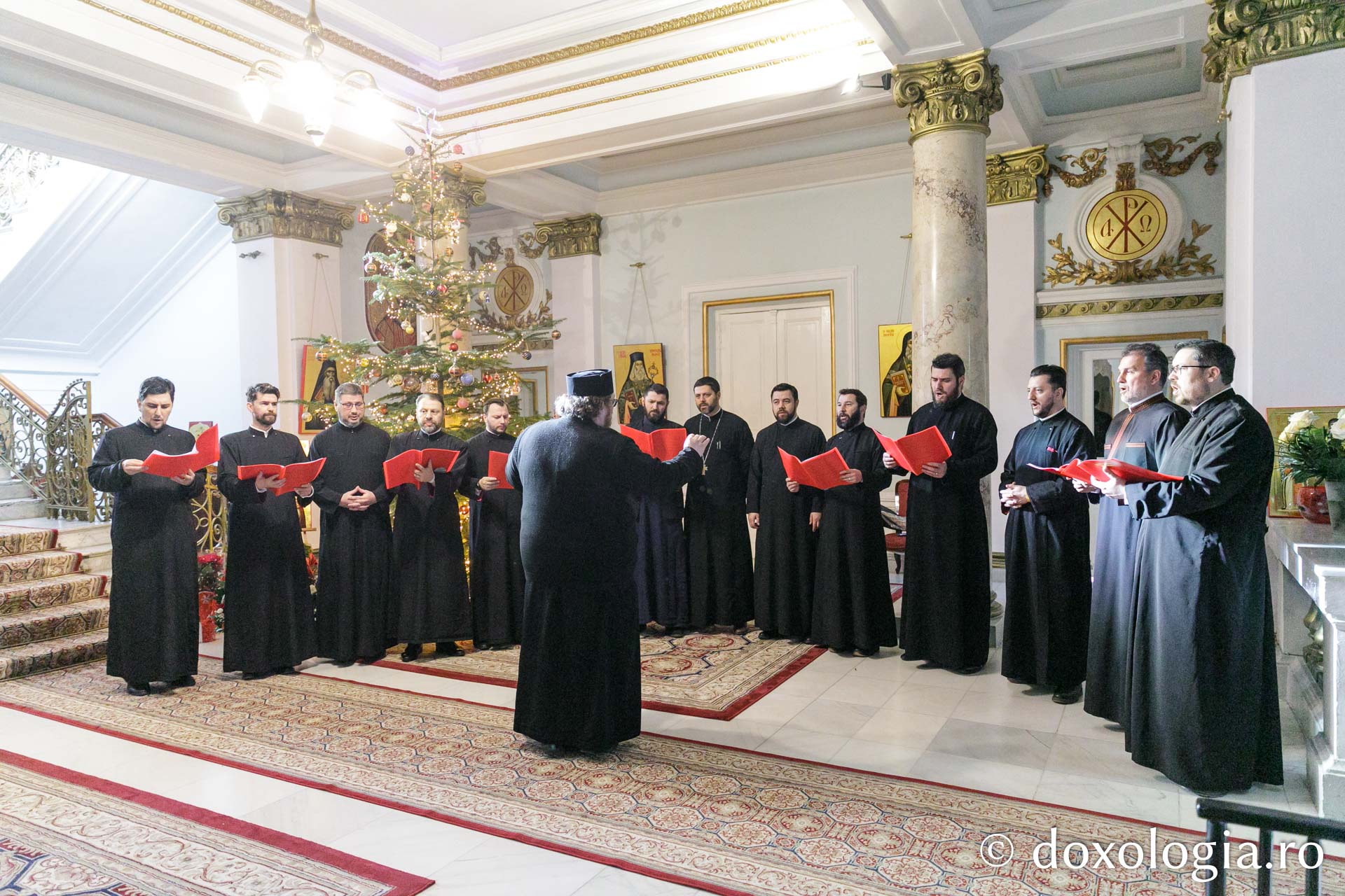 (Foto) Corul preoților din Protopopiatul Iași I – Colindători la Reședința Mitropolitană 2023