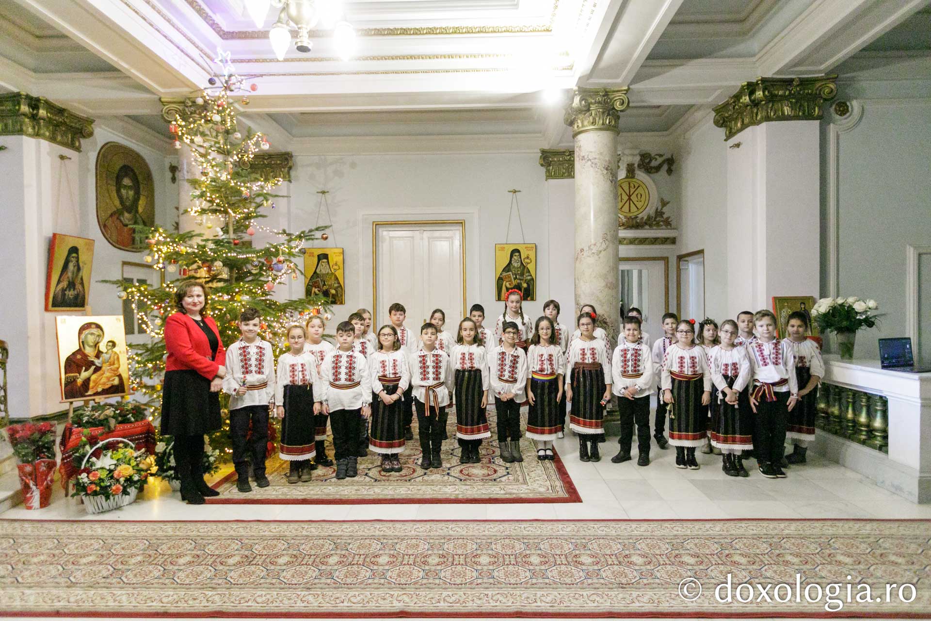 (Foto) Școala „Titu Maiorescu” din Iași – Colindători la Reședința Mitropolitană 2023