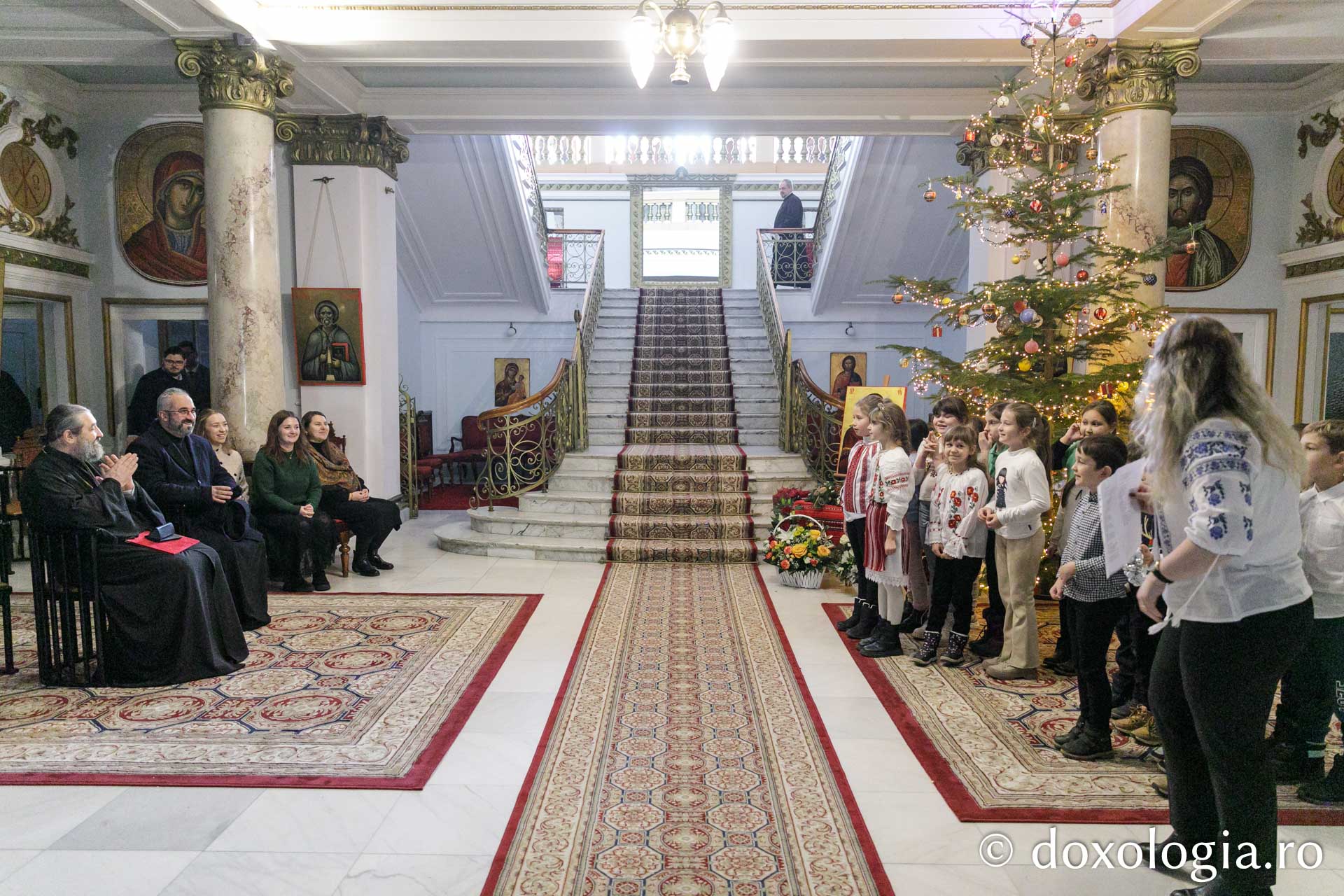 (Foto) Școala „Colonel Langa” Miroslava – Colindători la Reședința Mitropolitană 2023