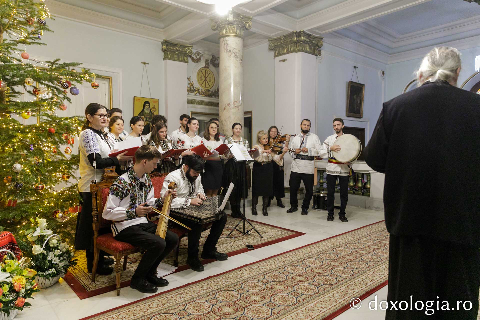 (Foto) Ansamblul „Floralia” – Colindători la Reședința Mitropolitană 2023