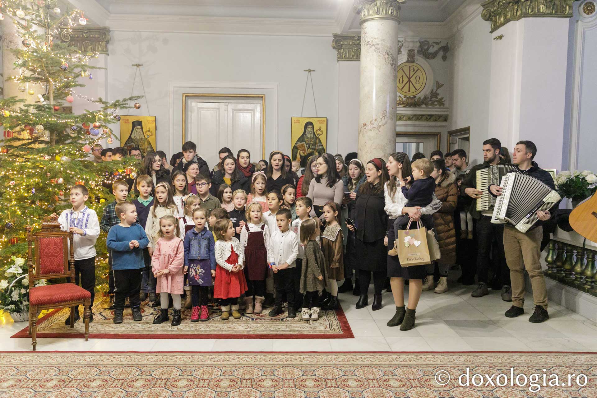 (Foto) Parohia Curelari – Colindători la Reședința Mitropolitană 2023