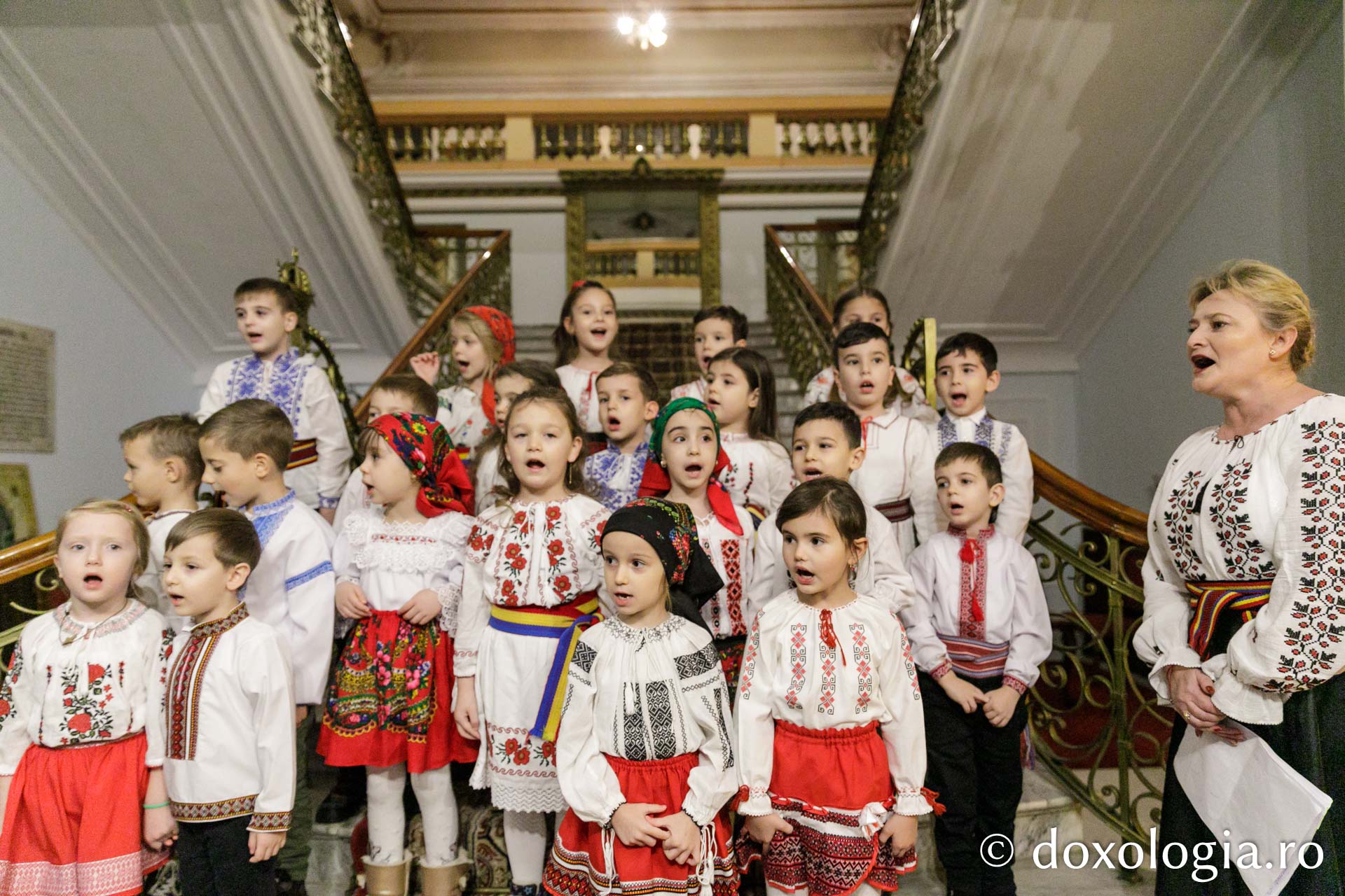 (Foto) Grădinița nr. 20 din Iași – Colindători la Reședința Mitropolitană 2023