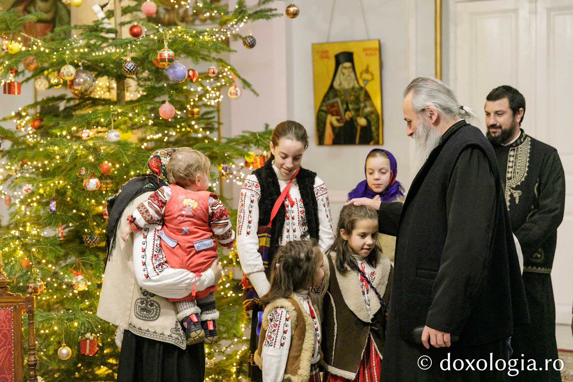 (Foto) Familia preotului Alexandru Figher – Colindători la Reședința Mitropolitană 2023
