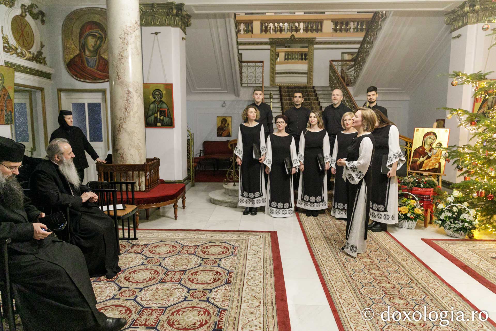 (Foto) Corul Aletheia – Colindători la Reședința Mitropolitană 2023