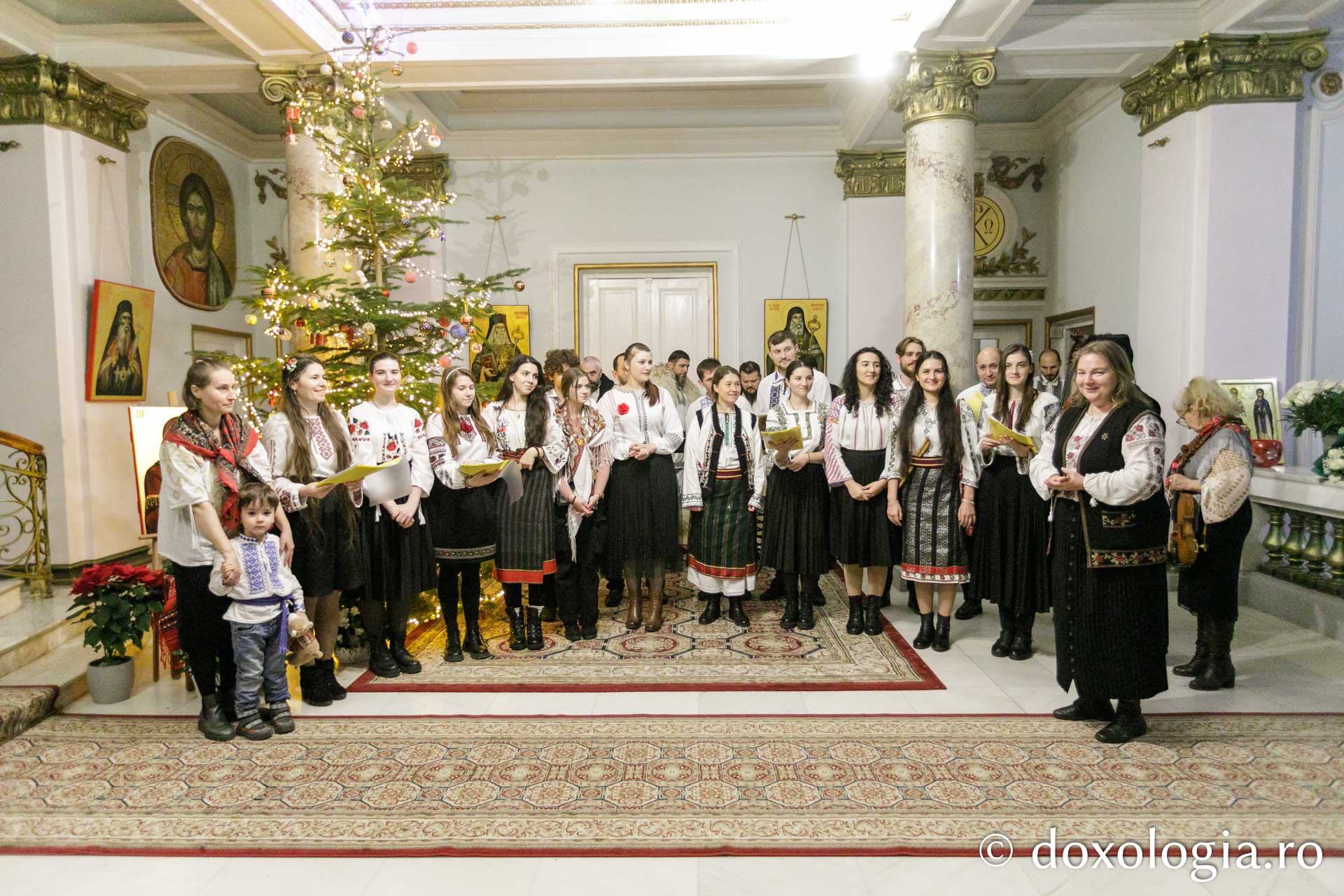 (Foto) Corul Mira și Grupul „Noi și Vechi” – Colindători la Reședința Mitropolitană 2023