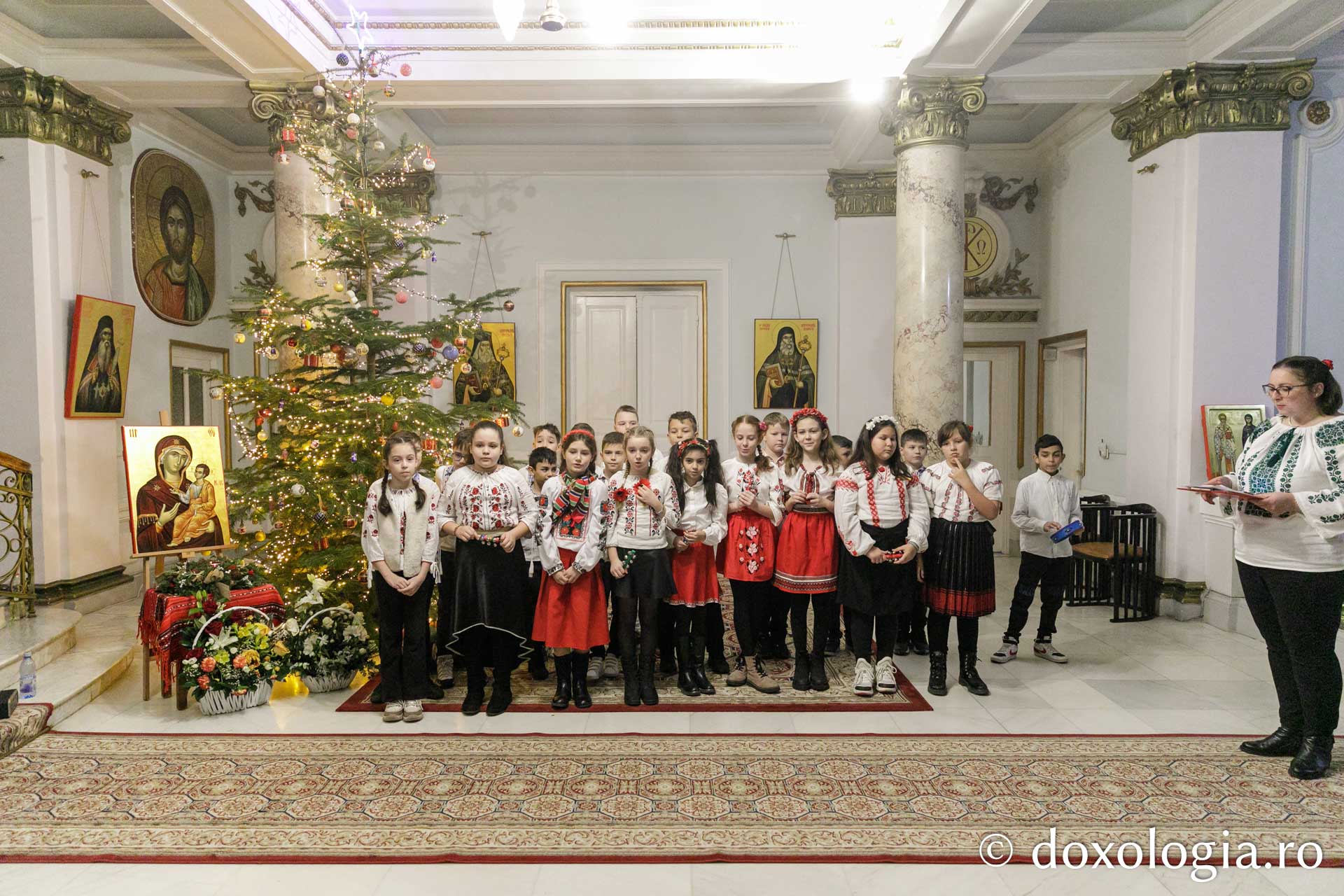 (Foto) Școala „Ștefan cel Mare” Dancu – Colindători la Reședința Mitropolitană 2023
