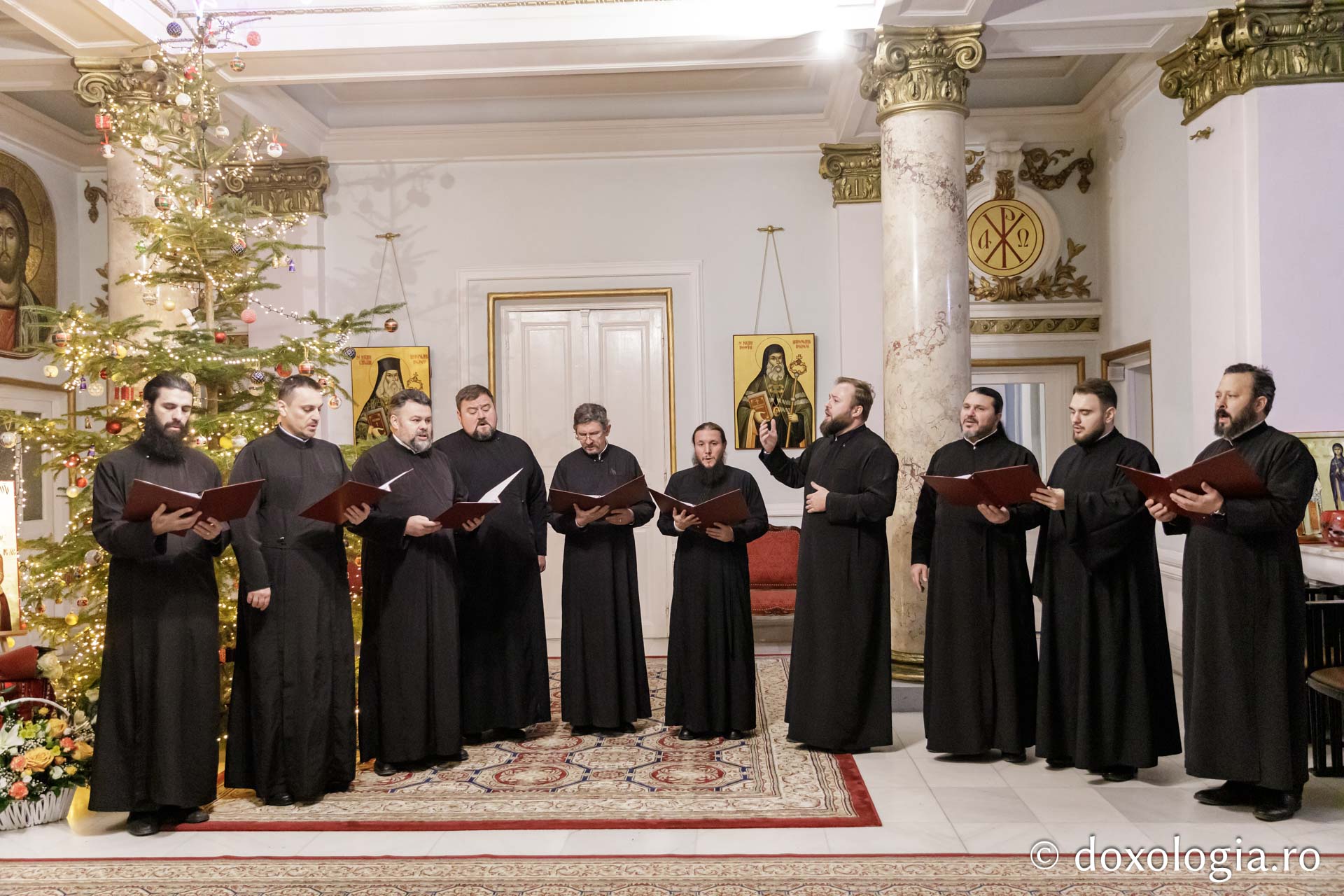 (Foto) Grupul preoți din Basarabia – Colindători la Reședința Mitropolitană 2023