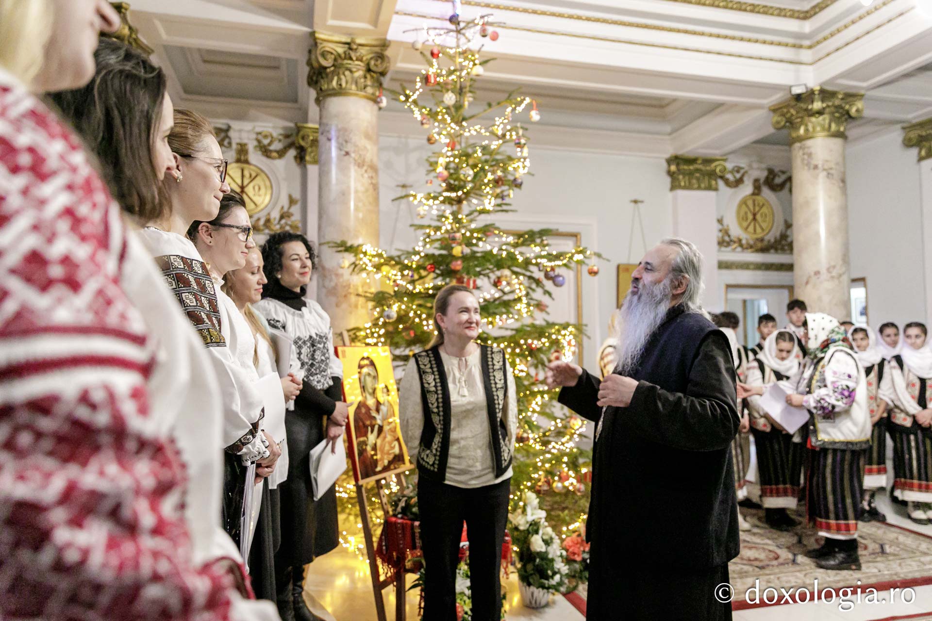 (Foto) Corul Filarmonicii din Iași – Colindători la Reședința Mitropolitană 2023