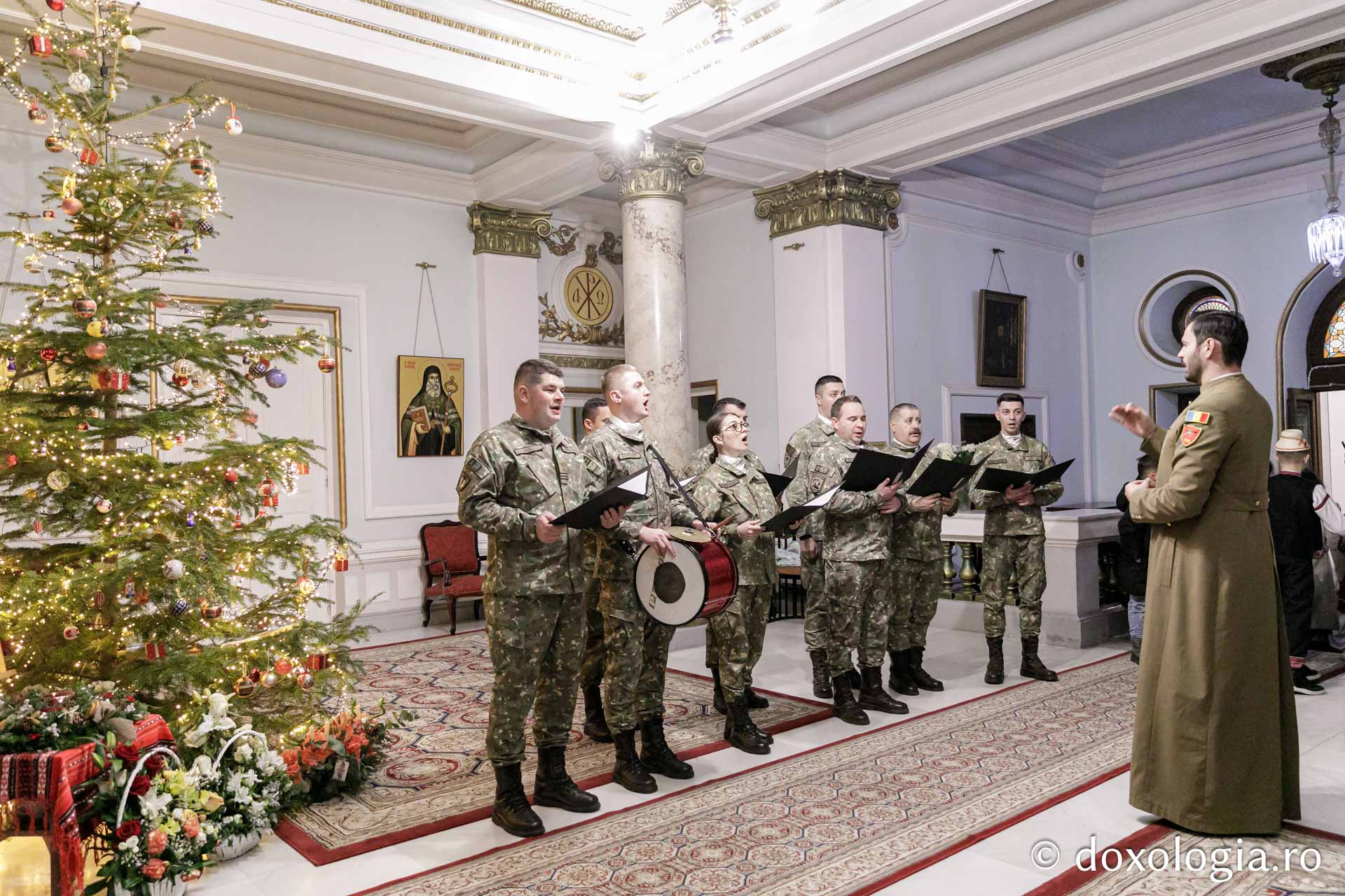 (Foto) Corul Militar „Răzeșii” din Botoșani – Colindători la Reședința Mitropolitană 2023