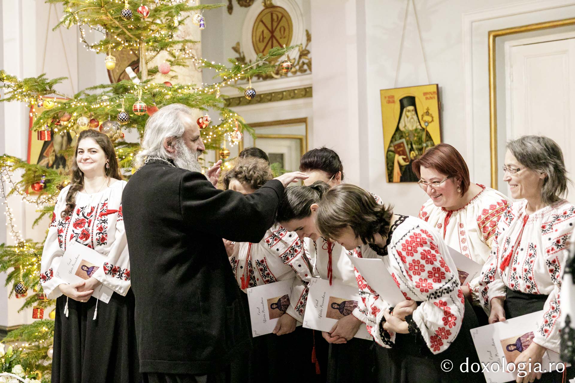 Corul preoteselor din Protopopiatul Hârlău – Colindători la Reședința Mitropolitană 2023
