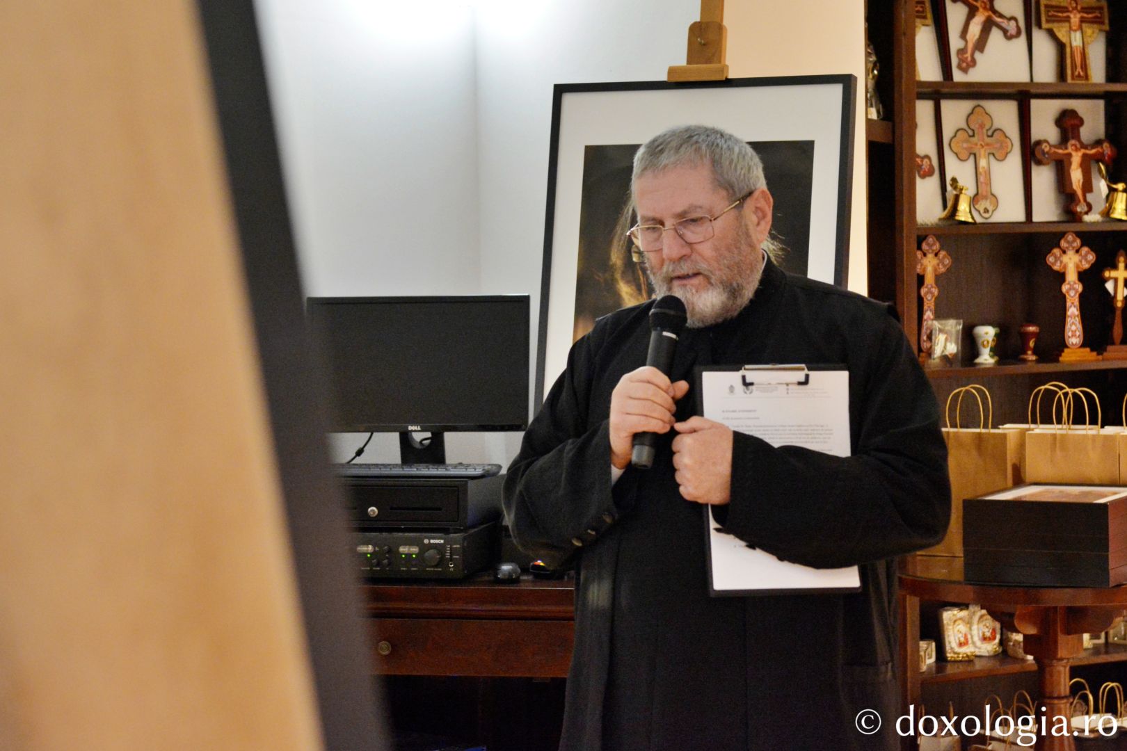 Pr. Radu Brînză, coordonatorul Pro Vita, la vernisajul expoziției de fotografie dedicată poveștilor de viață / Foto: Mihail Vrăjitoru pr. Radu Brînză,