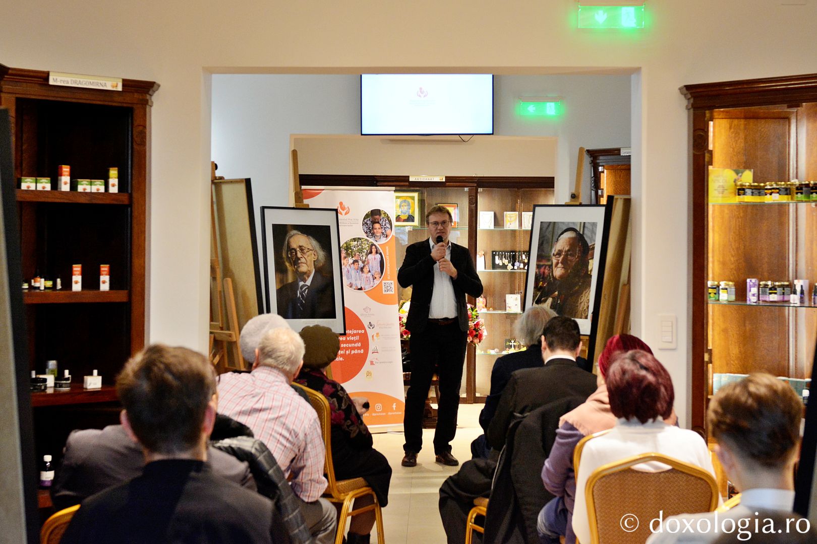 Cătălin Jeckel, consilierul Sectorului Cultural al Arhiepiscopiei Iașilor, prezent la vernisajul expoziției de fotografie dedicată poveștilor de viață / Foto: Mihail Vrăjitoru vernisajul expoziției de fotografii