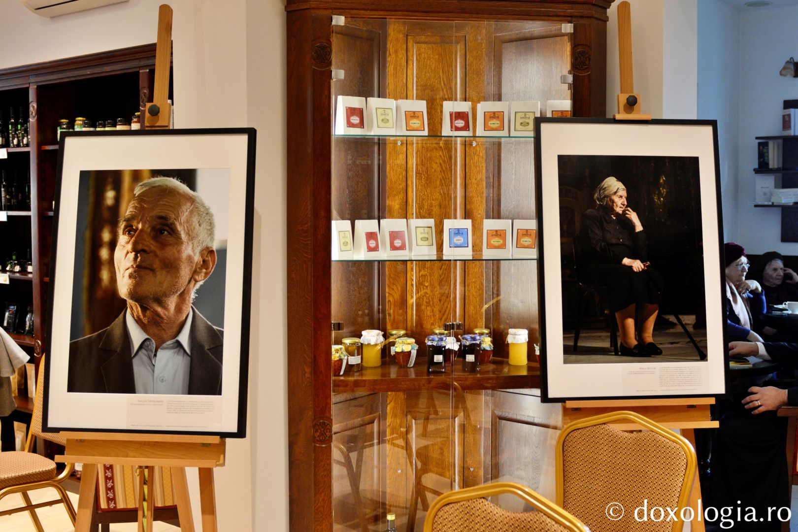 Pro Vita Iași: Expoziție de fotografie dedicată poveștilor de viață, la Librăria Doxologia vernisajul expoziției de fotografii