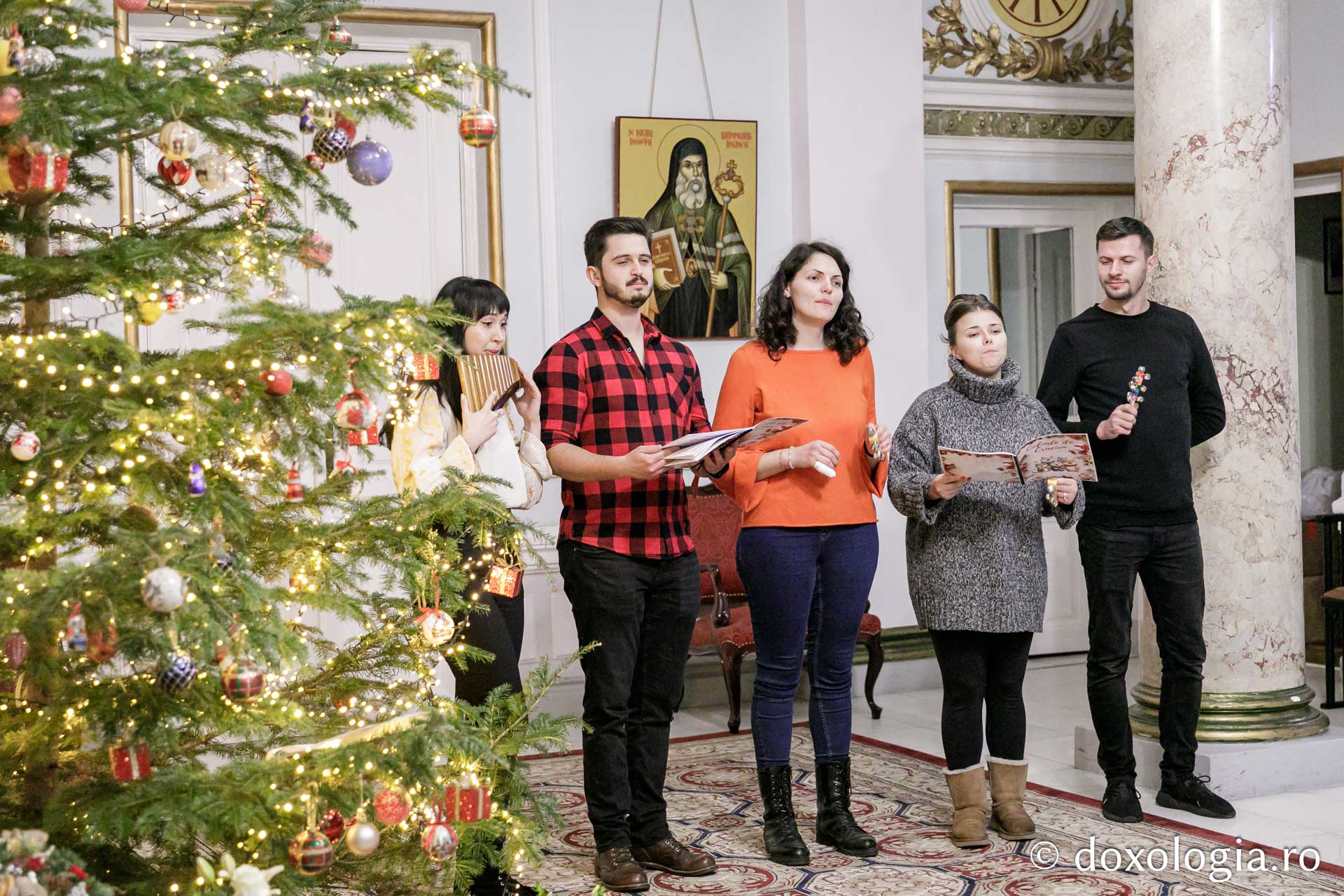 (Foto) Grup vocal-instrumental – Colindători la Reședința Mitropolitană 2023