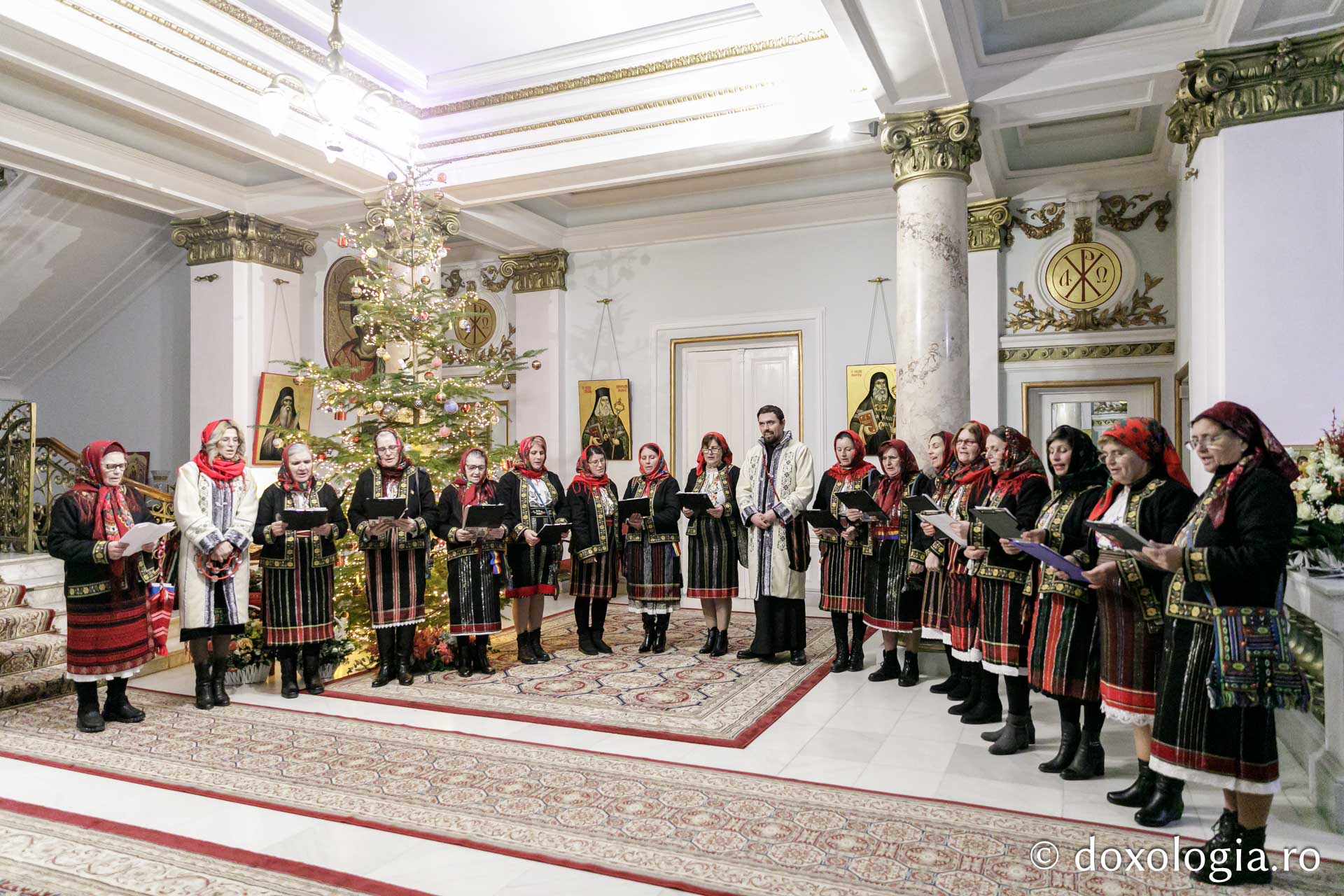 (Foto) Grupul „Sf. Mina” din satul Focuri – Colindători la Reședința Mitropolitană 2023