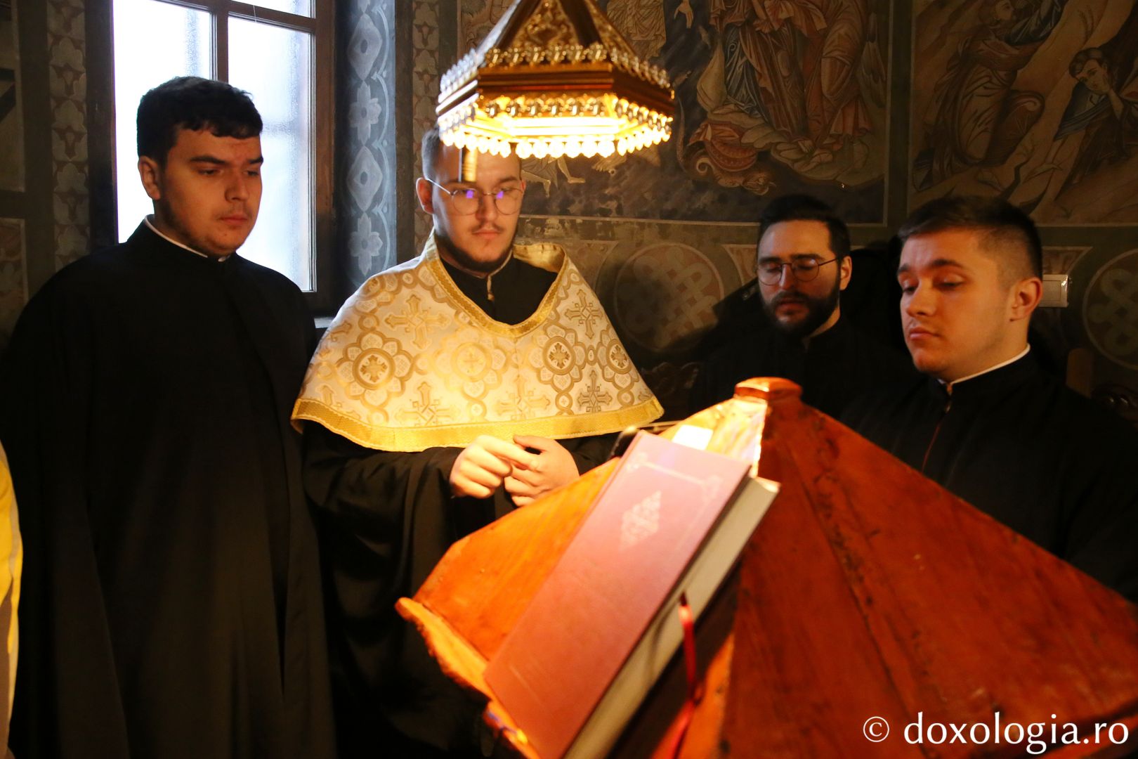 Membrii Colegiului „Sfântul Nicolae”, oferind răspunsurile liturgice / Foto: Flavius Popa psalți la strană