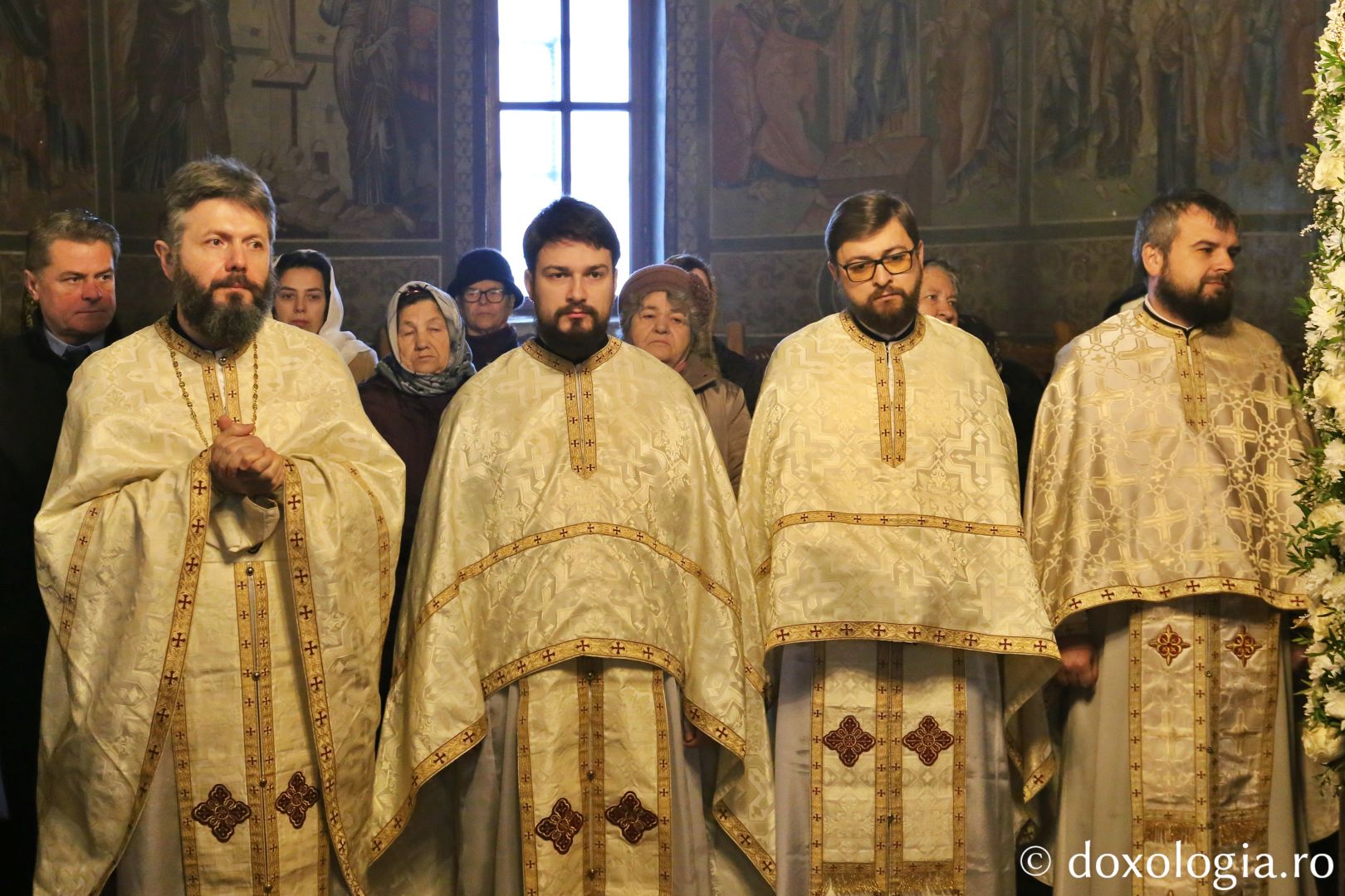 Clericii prezenți la Sfânta Liturghie oficiată la Parohia Budești / Foto: Flavius Popa preoți la Sfânta Liturghie