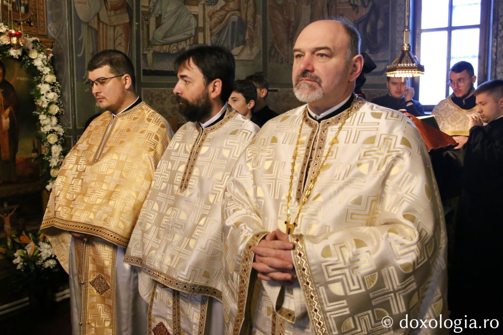 Clericii prezenți la Sfânta Liturghie oficiată la Parohia Budești / Foto: Flavius Popa preoți la Sfânta Liturghie