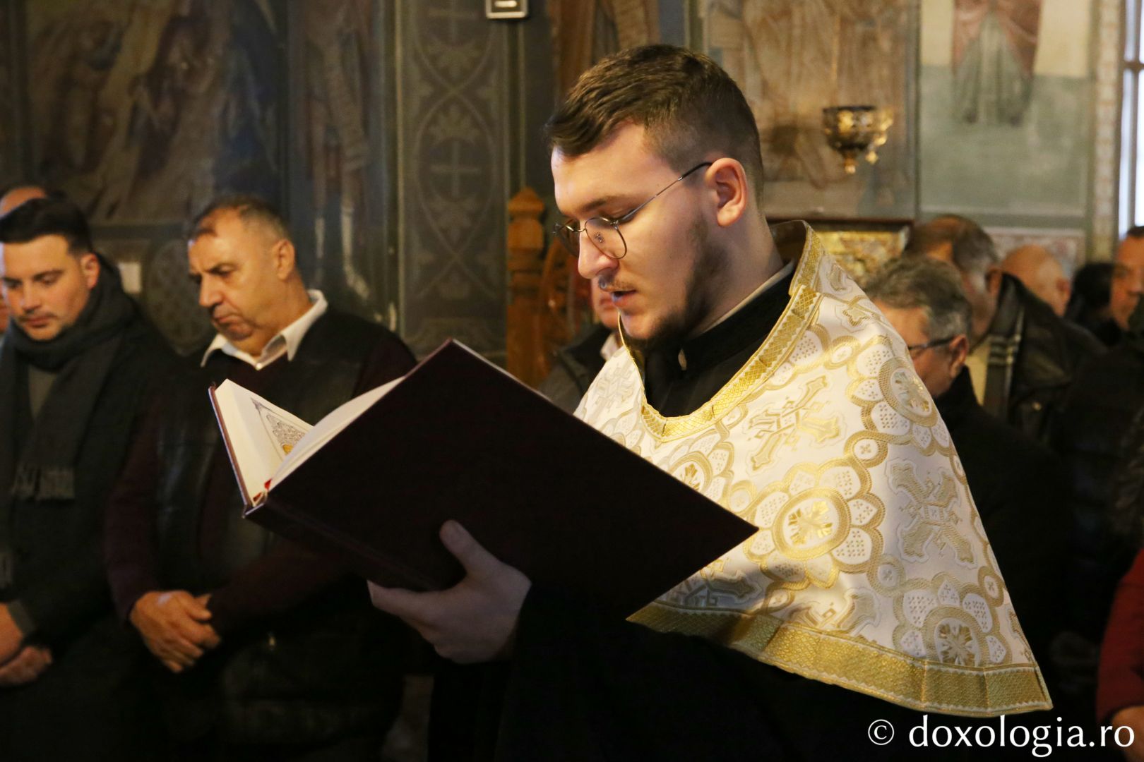 Moment din cadrul Sfintei Liturghii de la Parohia Budești / Foto: Flavius Popa psalt citind din Apostol