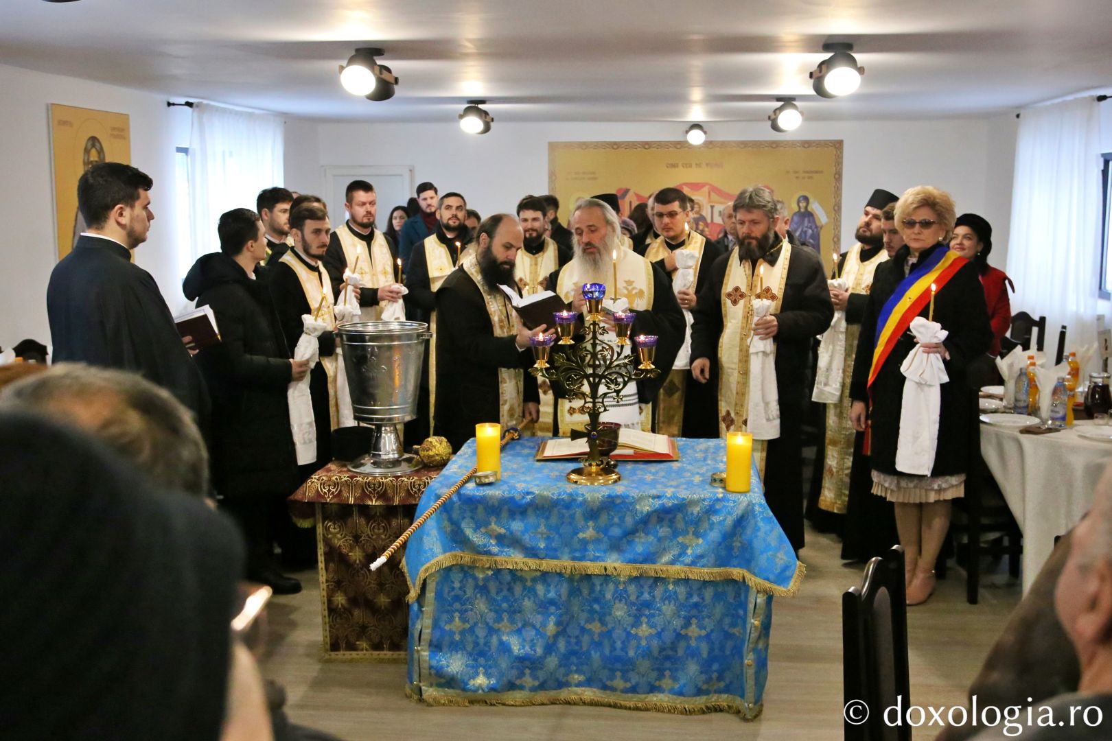 Slujbă arhierească la Parohia Budești: IPS Teofan a binecuvântat noua casă socială