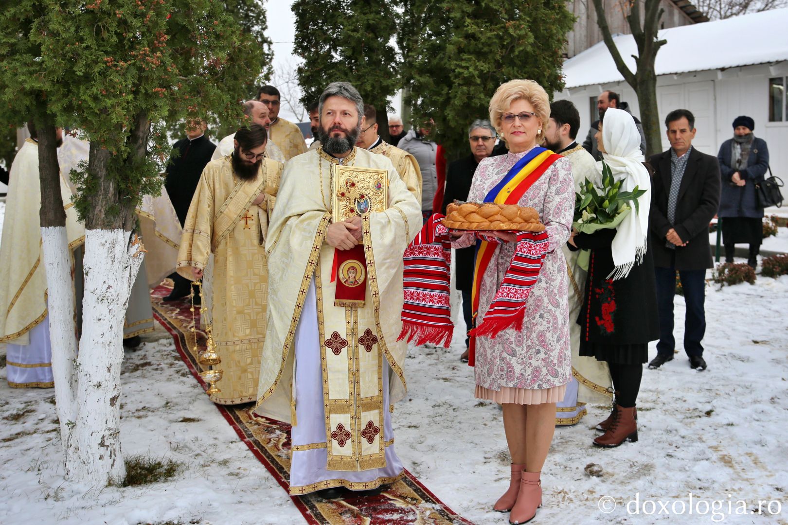 Clericii prezenți la Parohia Budești,  întâmpinându-l pe Părintele Mitropolit Teofan / Foto: Flavius Popa întâmpinarea ierarhului, clerici cu evanghelia în mână