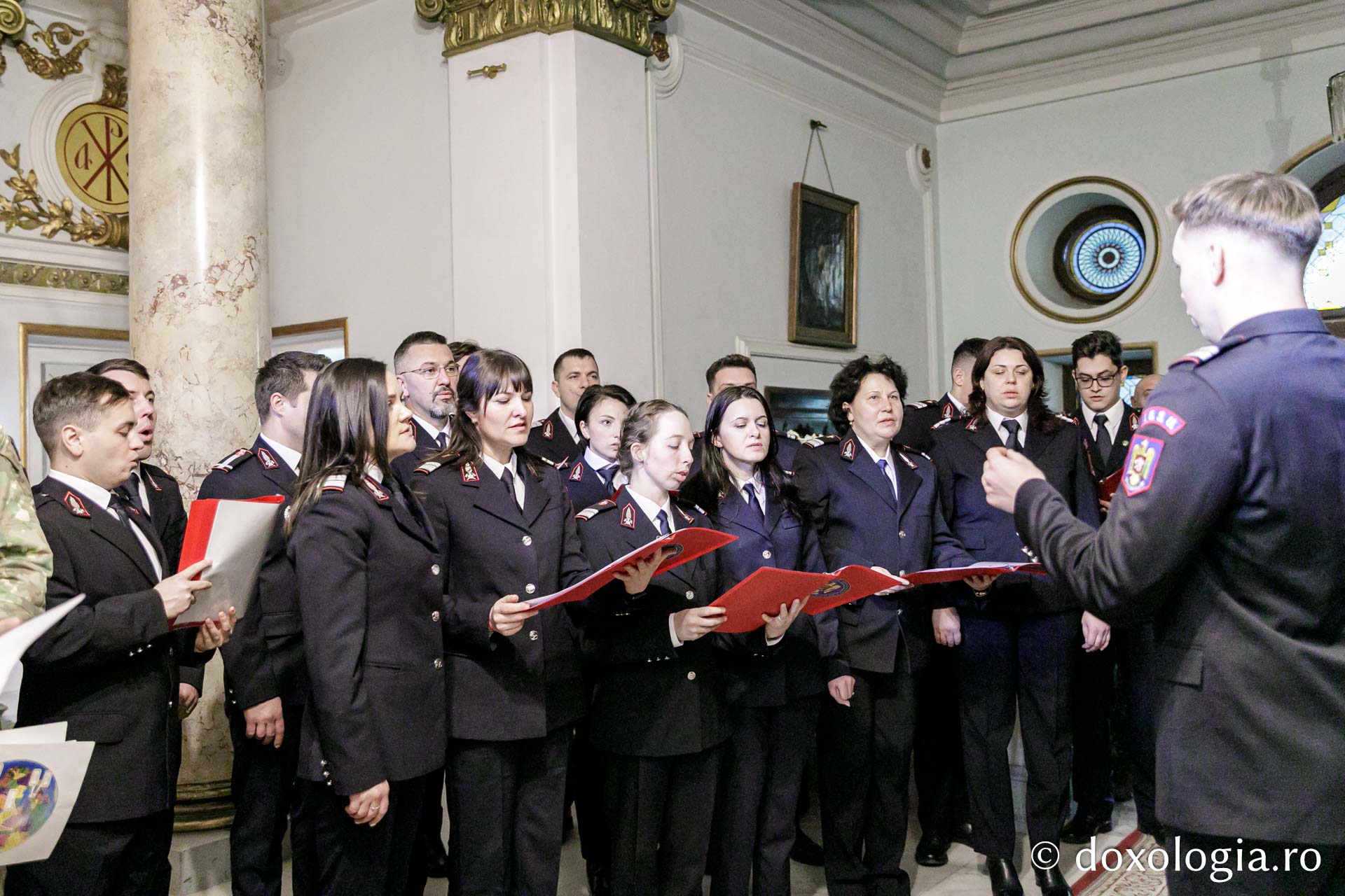 (Foto) ISU Iași și Batalionul 15 Lupii Negri – Colindători la Reședința Mitropolitană 2023