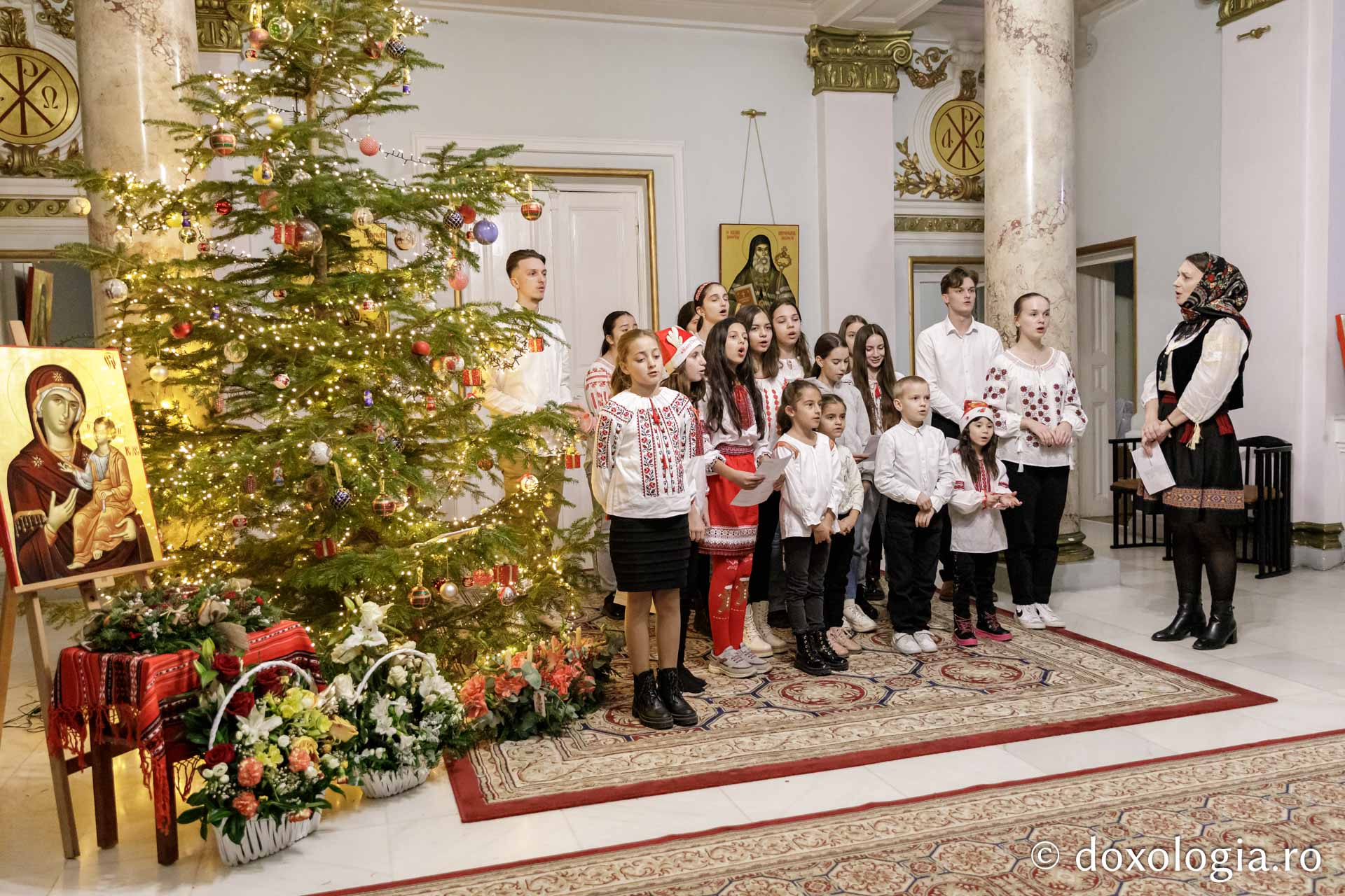 (Foto) Parohia Bogonos – Colindători la Reședința Mitropolitană 2023