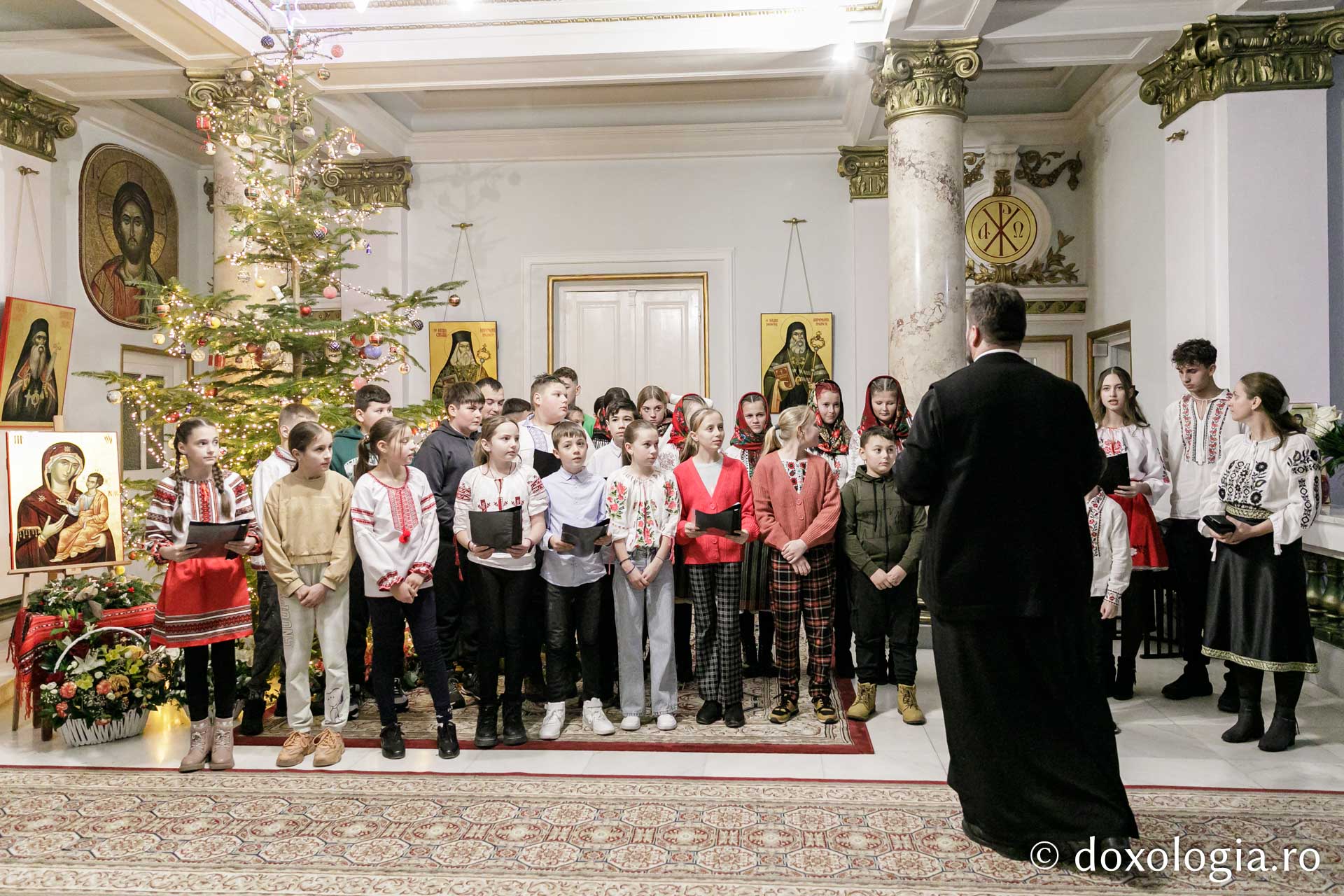 (Foto) Parohia Boroșoaia – Colindători la Reședința Mitropolitană 2023