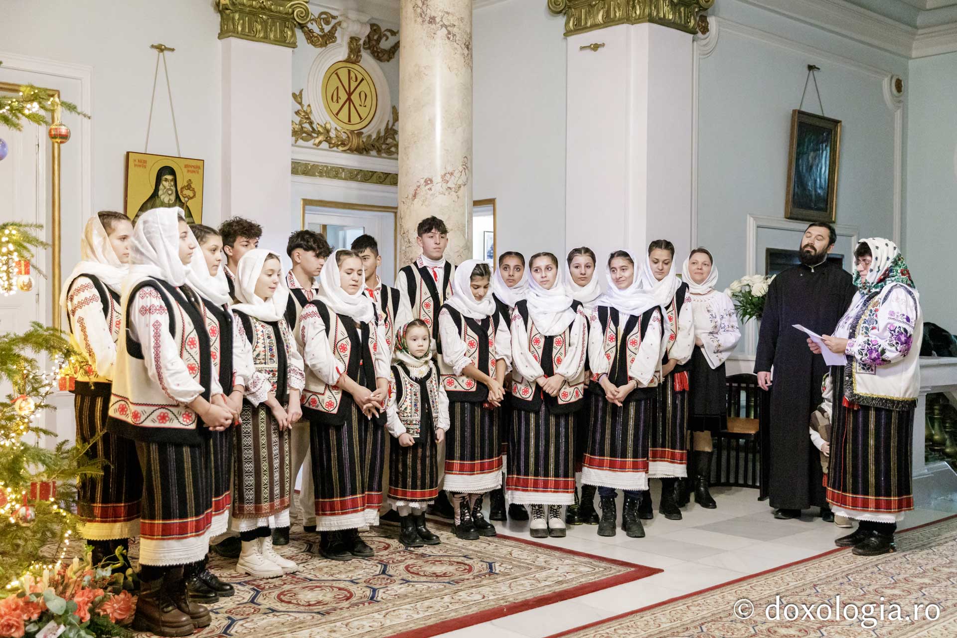 (Foto) Parohia Humosu din Pașcani – Colindători la Reședința Mitropolitană 2023