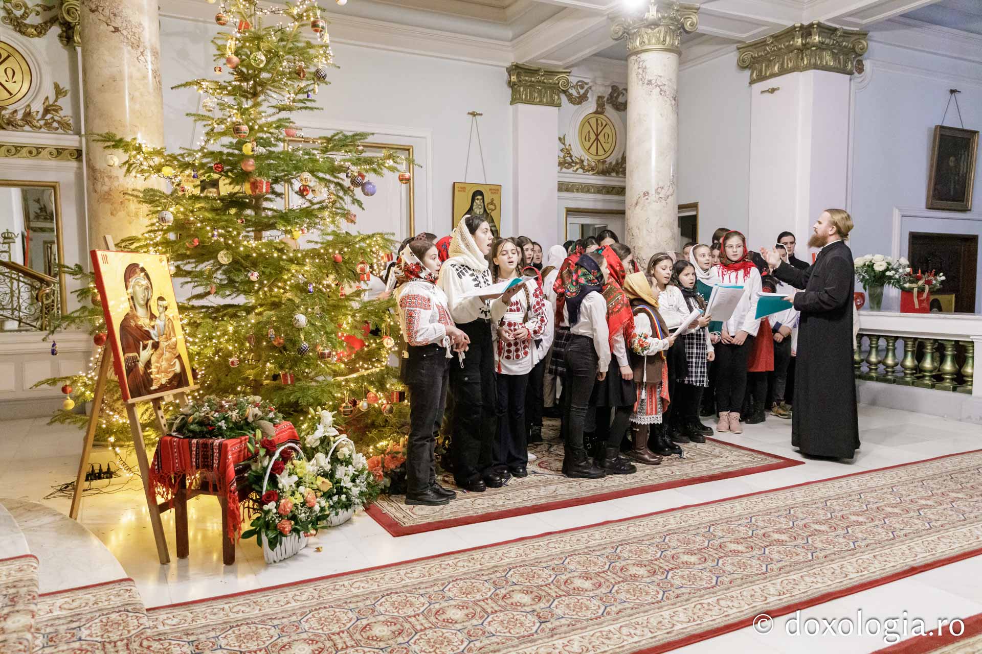 (Foto) Parohia Liteni – Colindători la Reședința Mitropolitană 2023