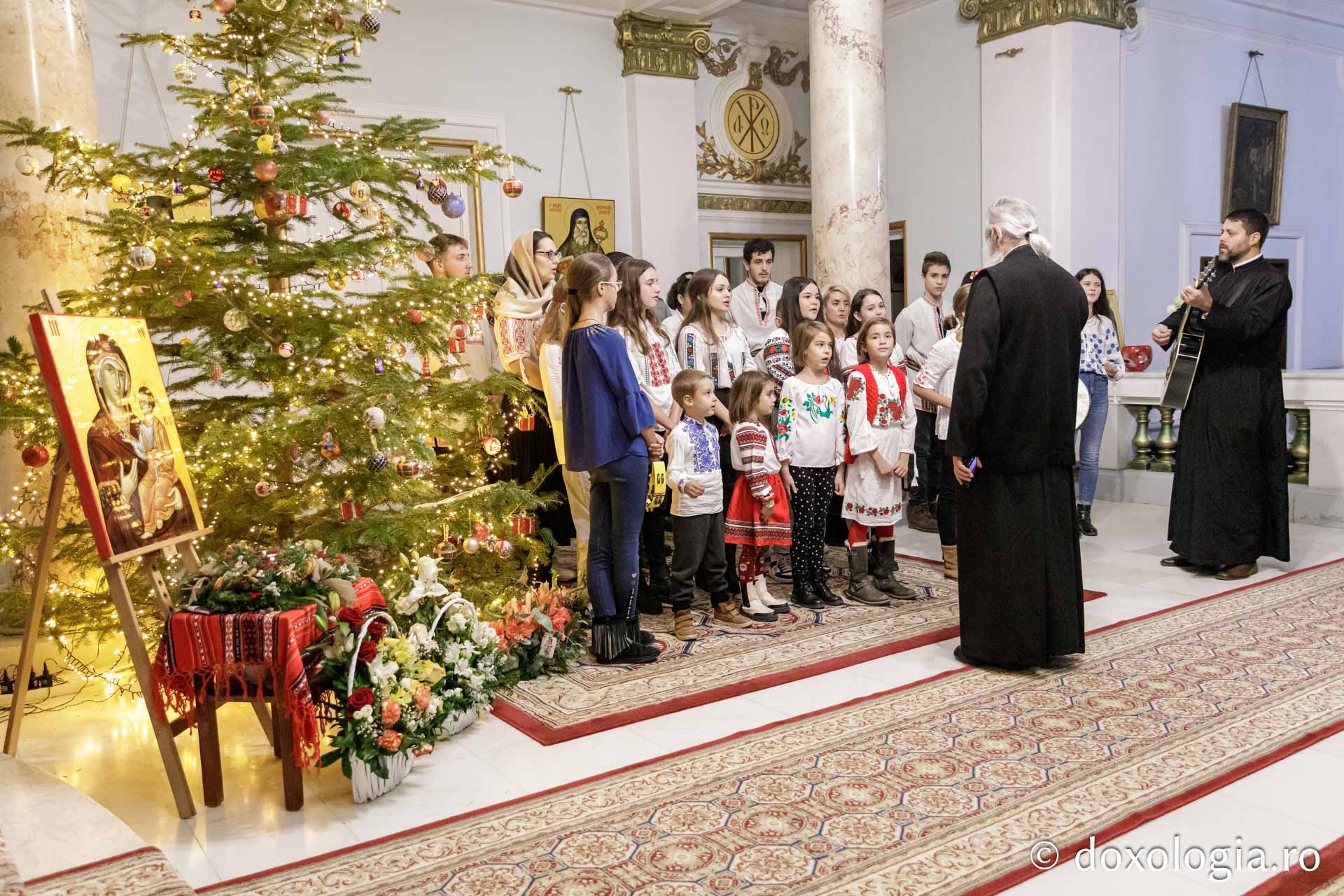 (Foto) Parohia Moimești – Colindători la Reședința Mitropolitană 2023