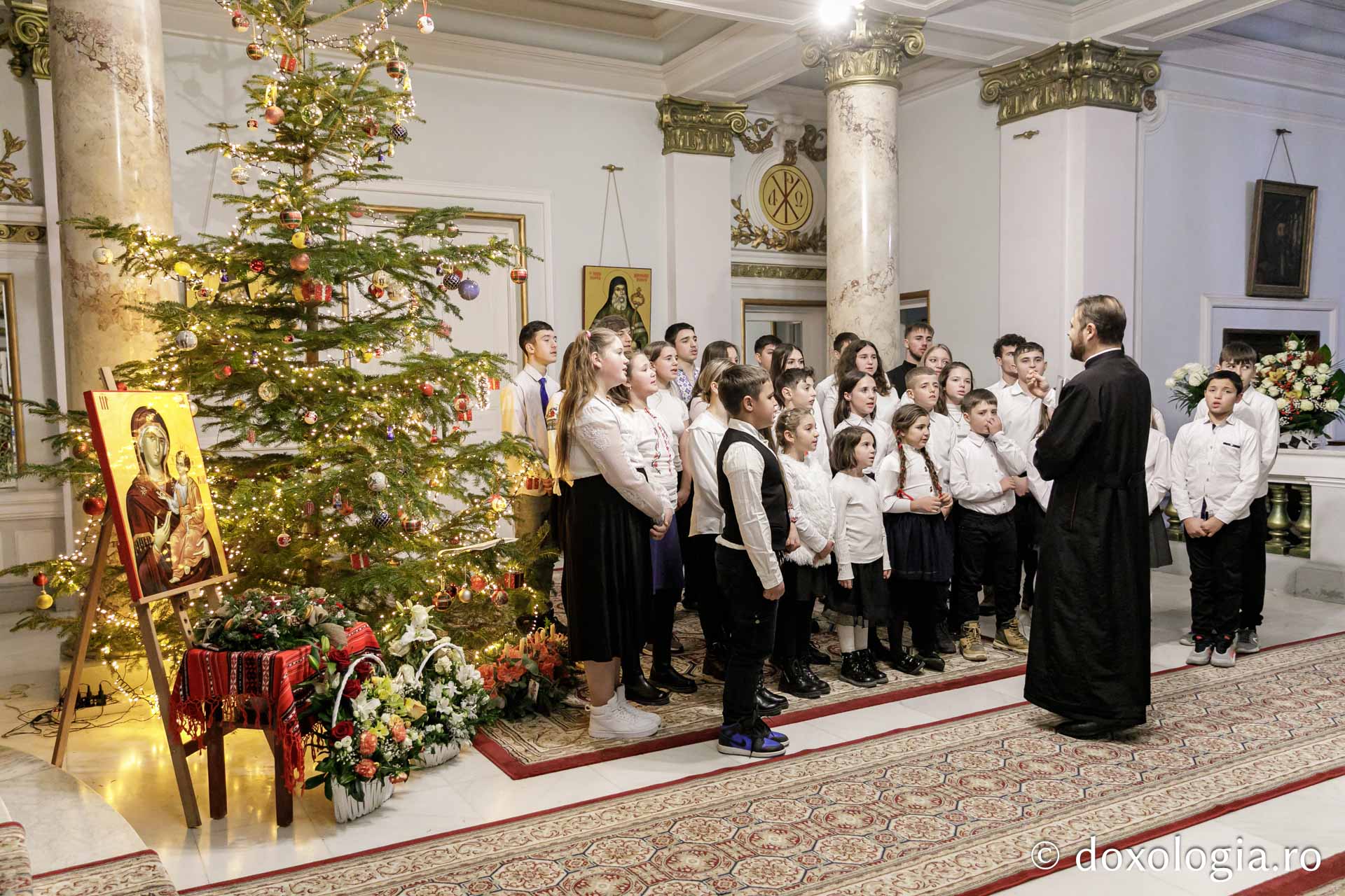 (Foto) Parohia Movileni – Colindători la Reședința Mitropolitană 2023