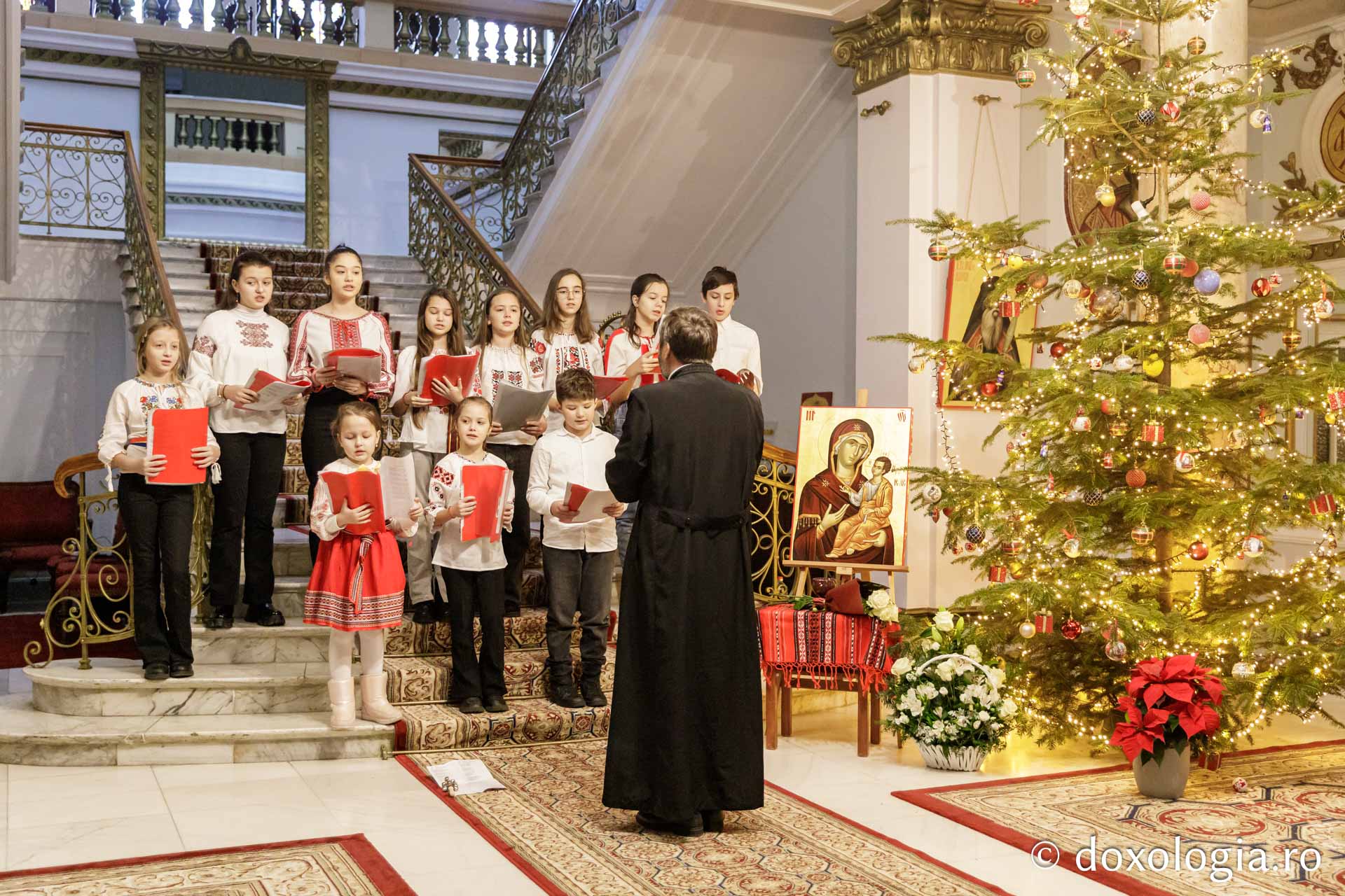 Parohia Valea Adânca – Colindători la Reședința Mitropolitană 2023