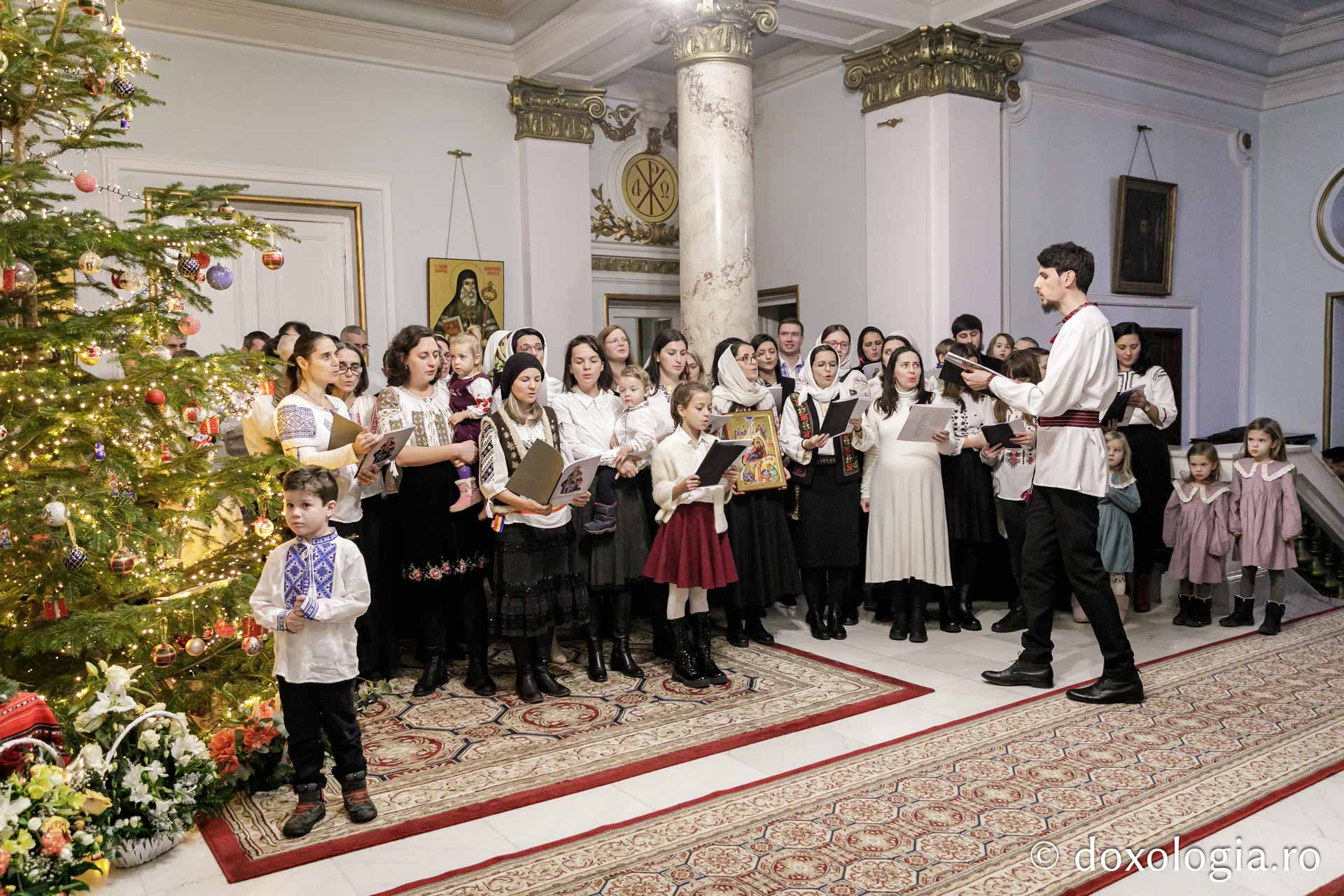 (Foto) Parohiile Sf. Andrei și Talpalari din Iași – Colindători la Reședința Mitropolitană 2023