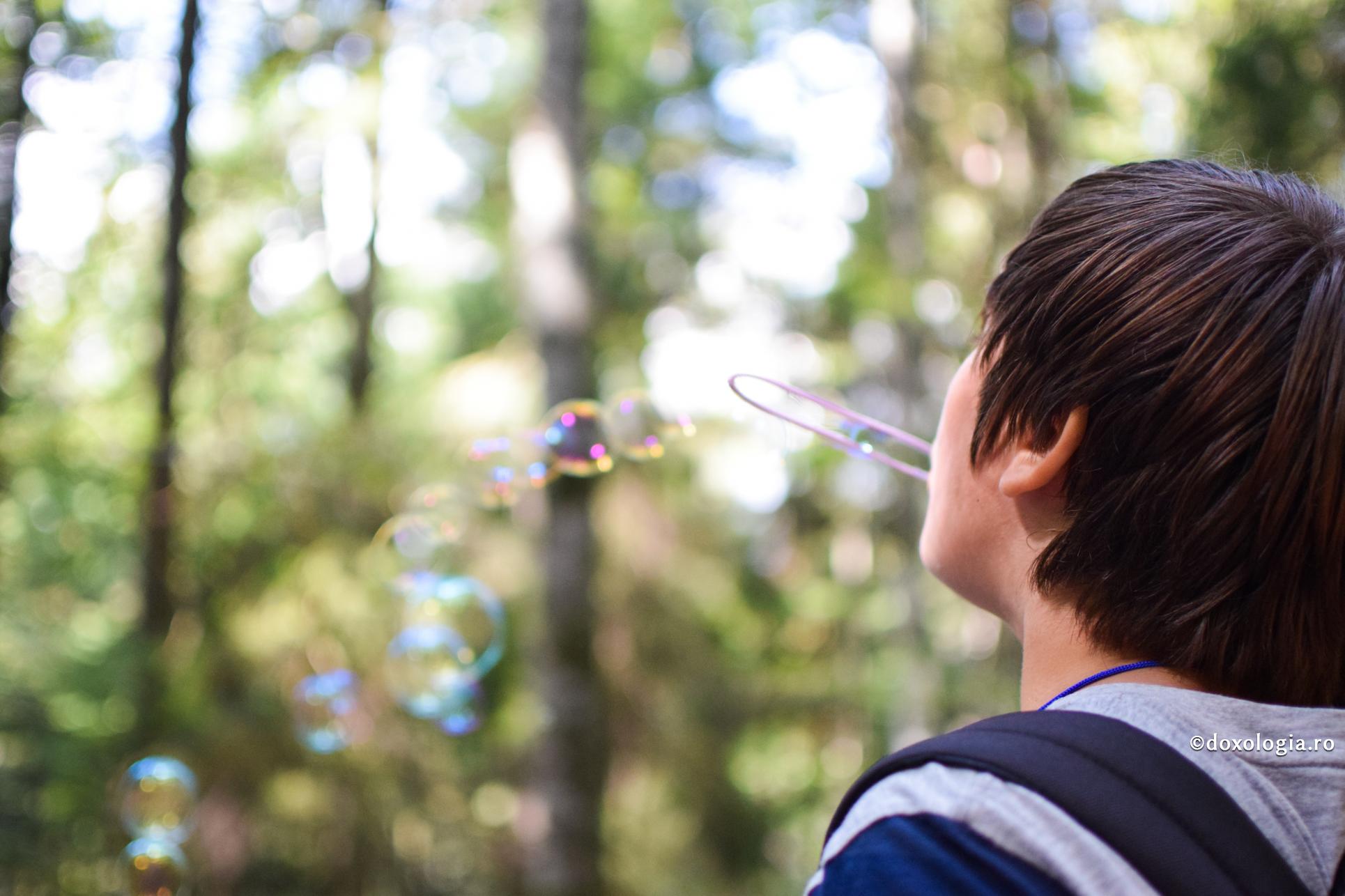 baiat care face baloane de sapun