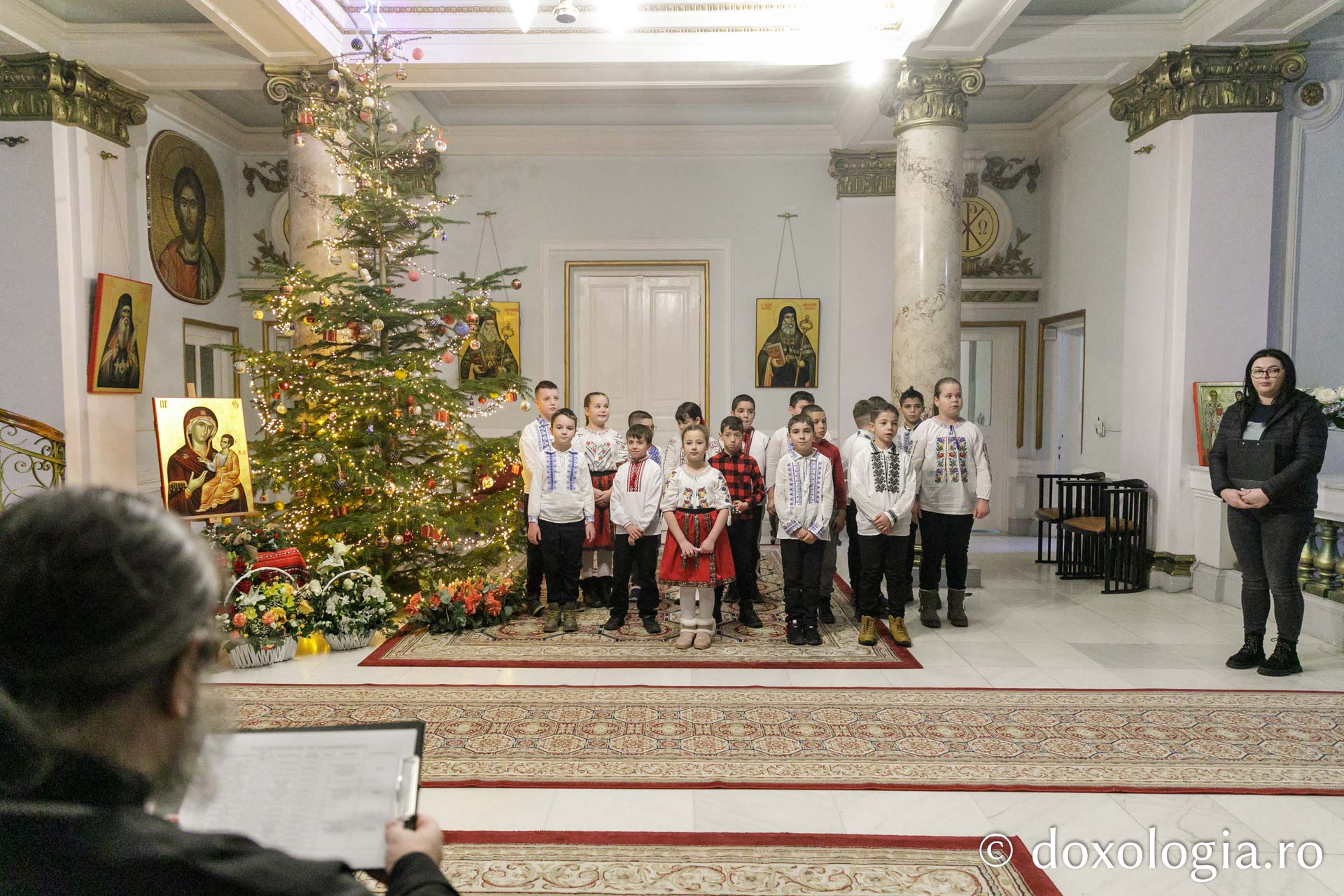 (Foto) Școala „Petru Anghel” Probota – Colindători la Reședința Mitropolitană 2023