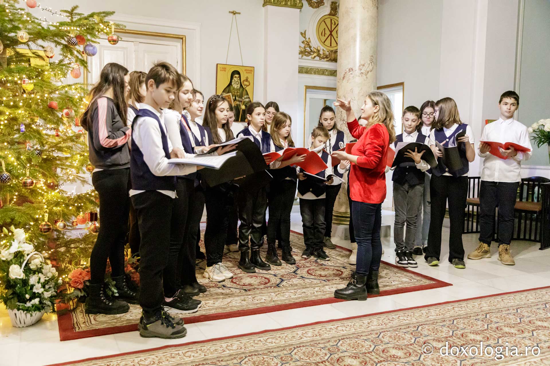 (Foto) Școala „B.P. Hașdeu” din Iași – Colindători la Reședința Mitropolitană 2023