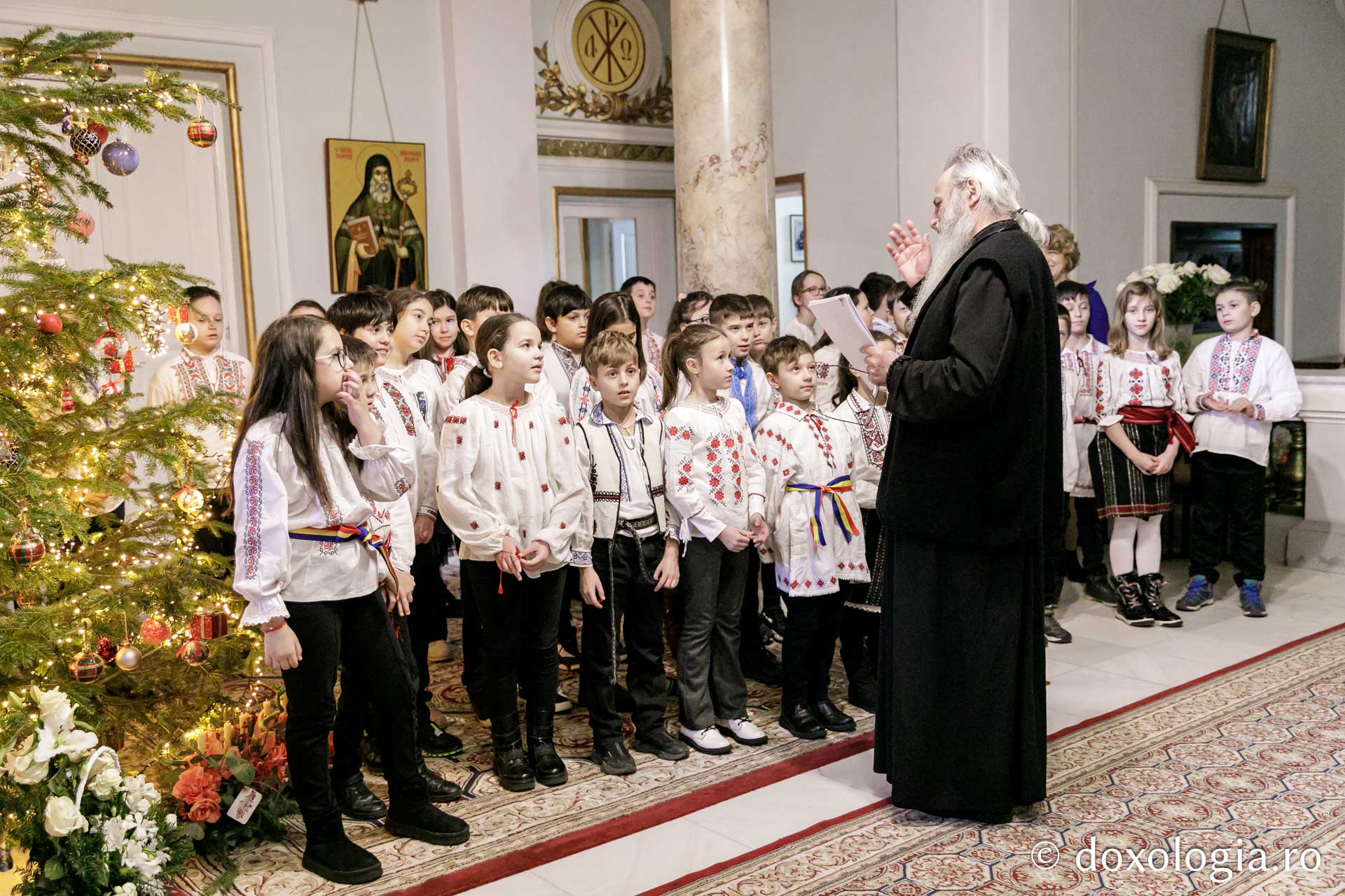 (Foto) Școala „Gheorghe Asachi”, clasa a III-a B – Colindători la Reședința Mitropolitană 2023
