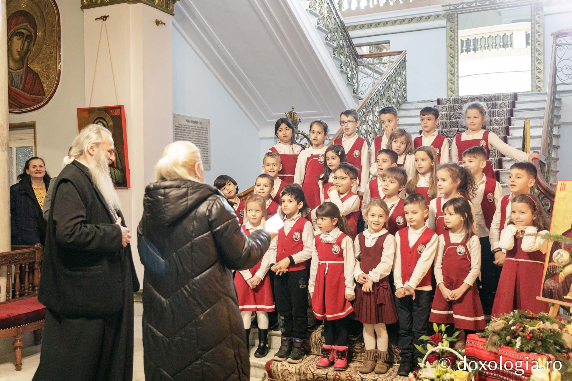 (Foto) Școala „Gheorghe Asachi, clasa pregătitoare – Colindători la Reședința Mitropolitană 2023