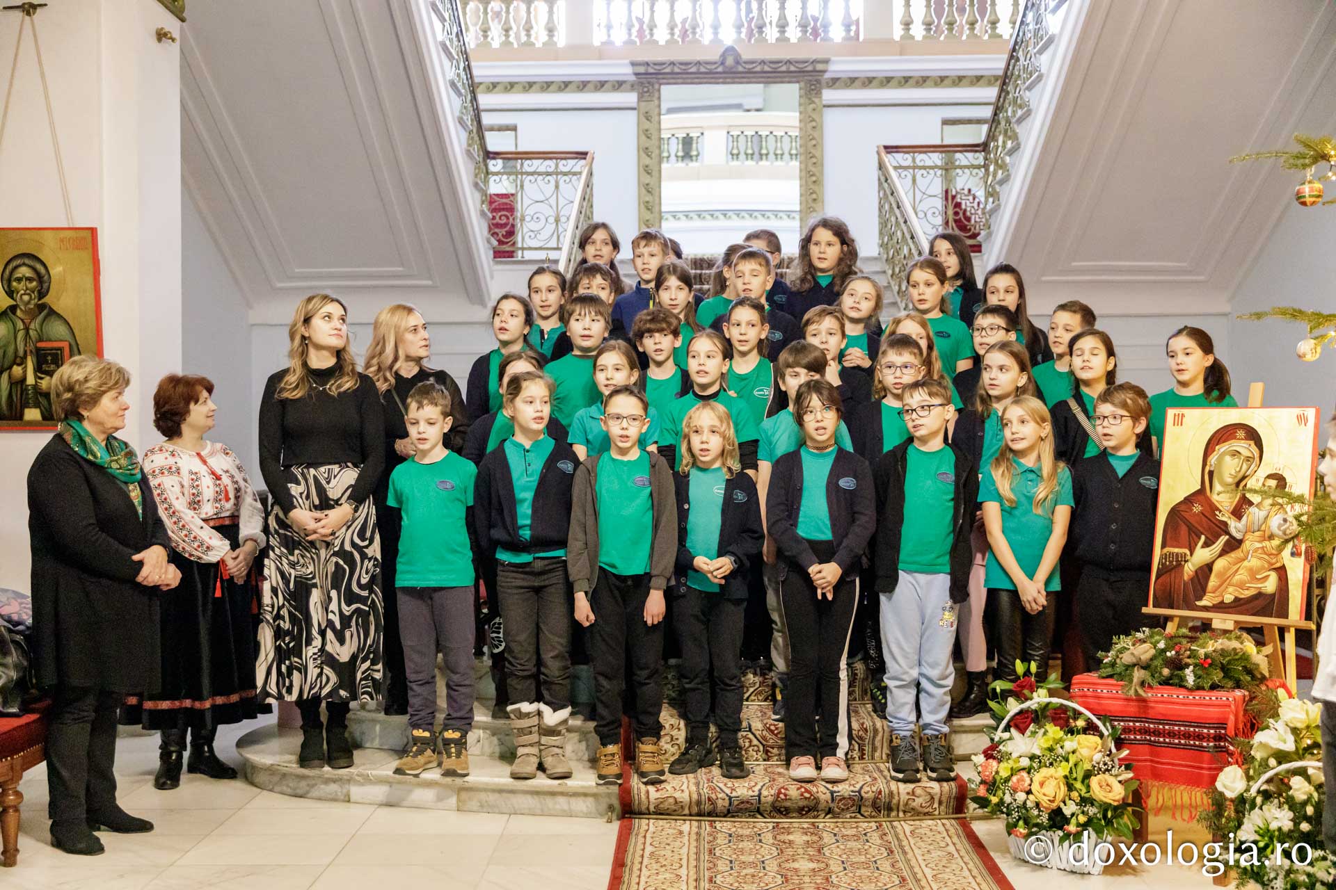 (Foto) Școala Primară Euroed – Colindători la Reședința Mitropolitană 2023