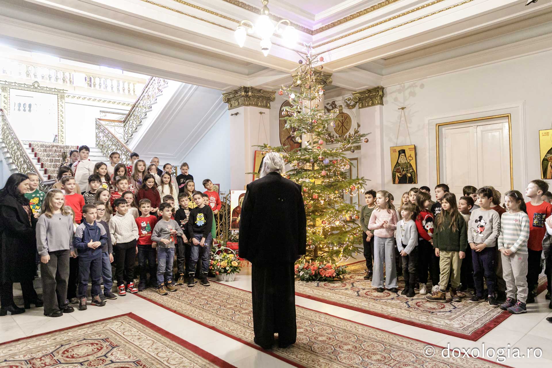 (Foto) Școala „Ștefan Bârsănescu”, clasa a II-a – Colindători la Reședința Mitropolitană 2023