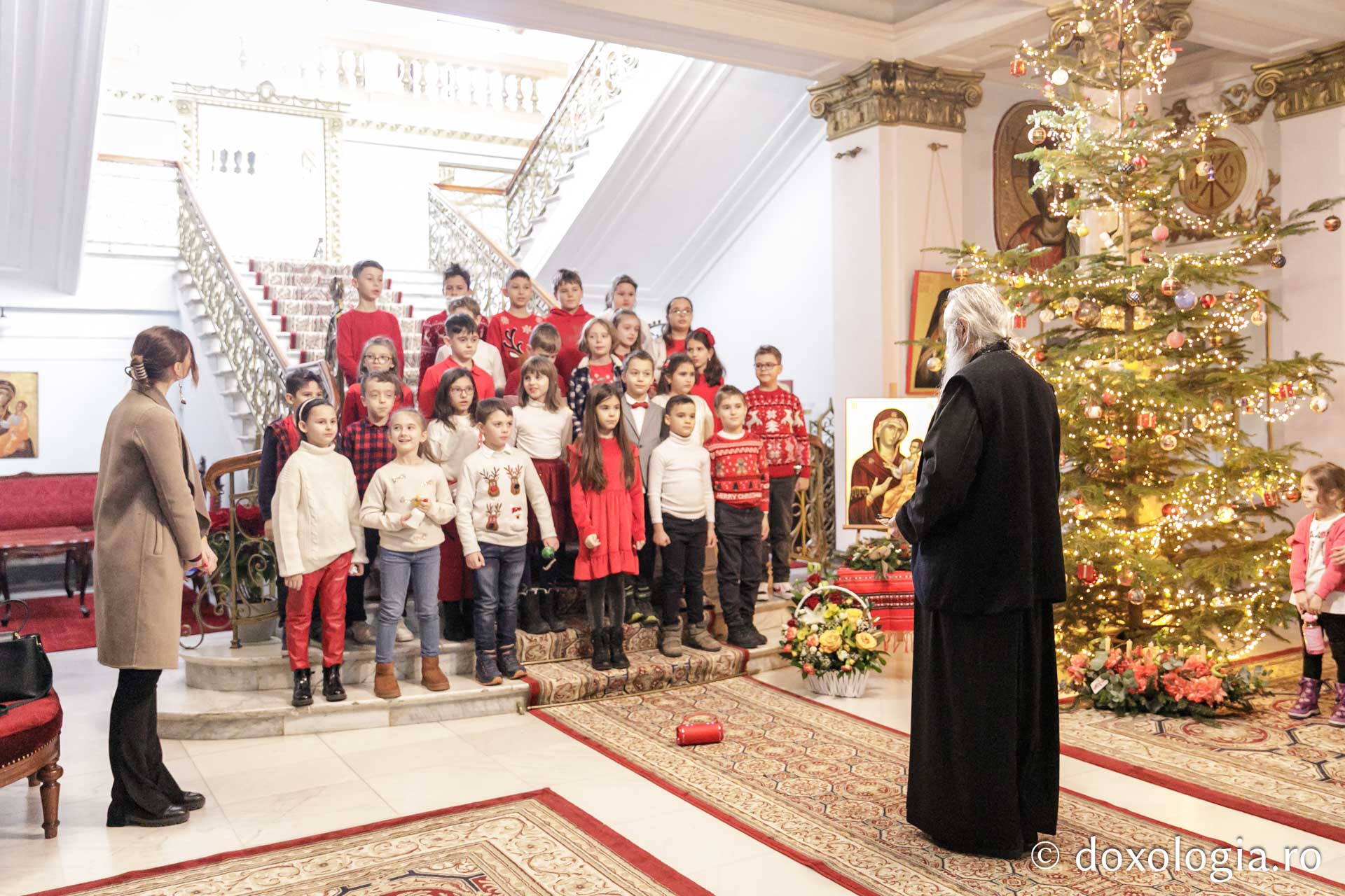 (Foto) Școala Ștefan Bârsănescu, clasa a II-a C – Colindători la Reședința Mitropolitană 2023
