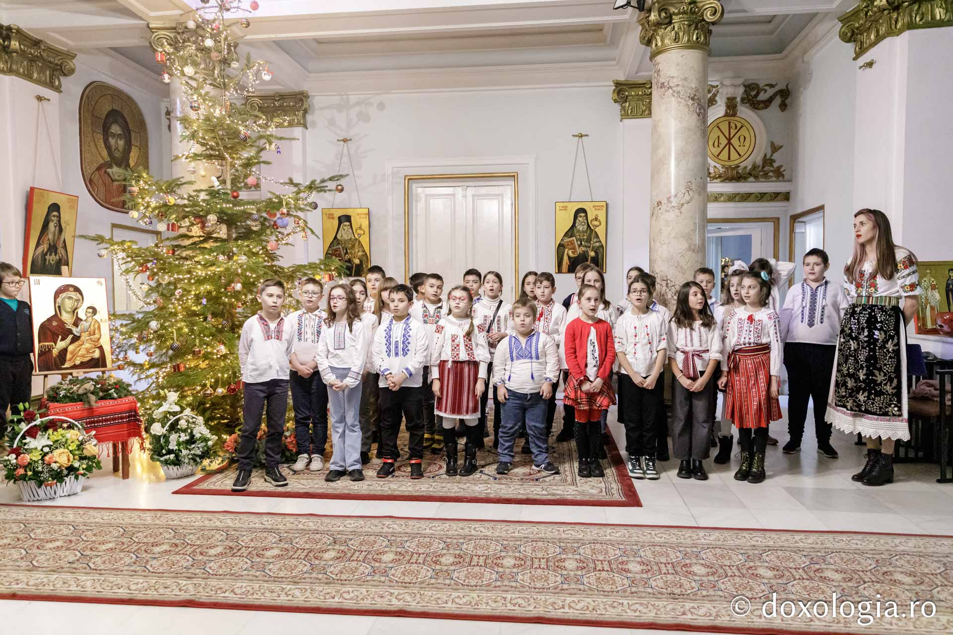 (Foto) Școala „Ștefan Bârsănescu”, clasa clasa a III-a D – Colindători la Reședința Mitropolitană 2023